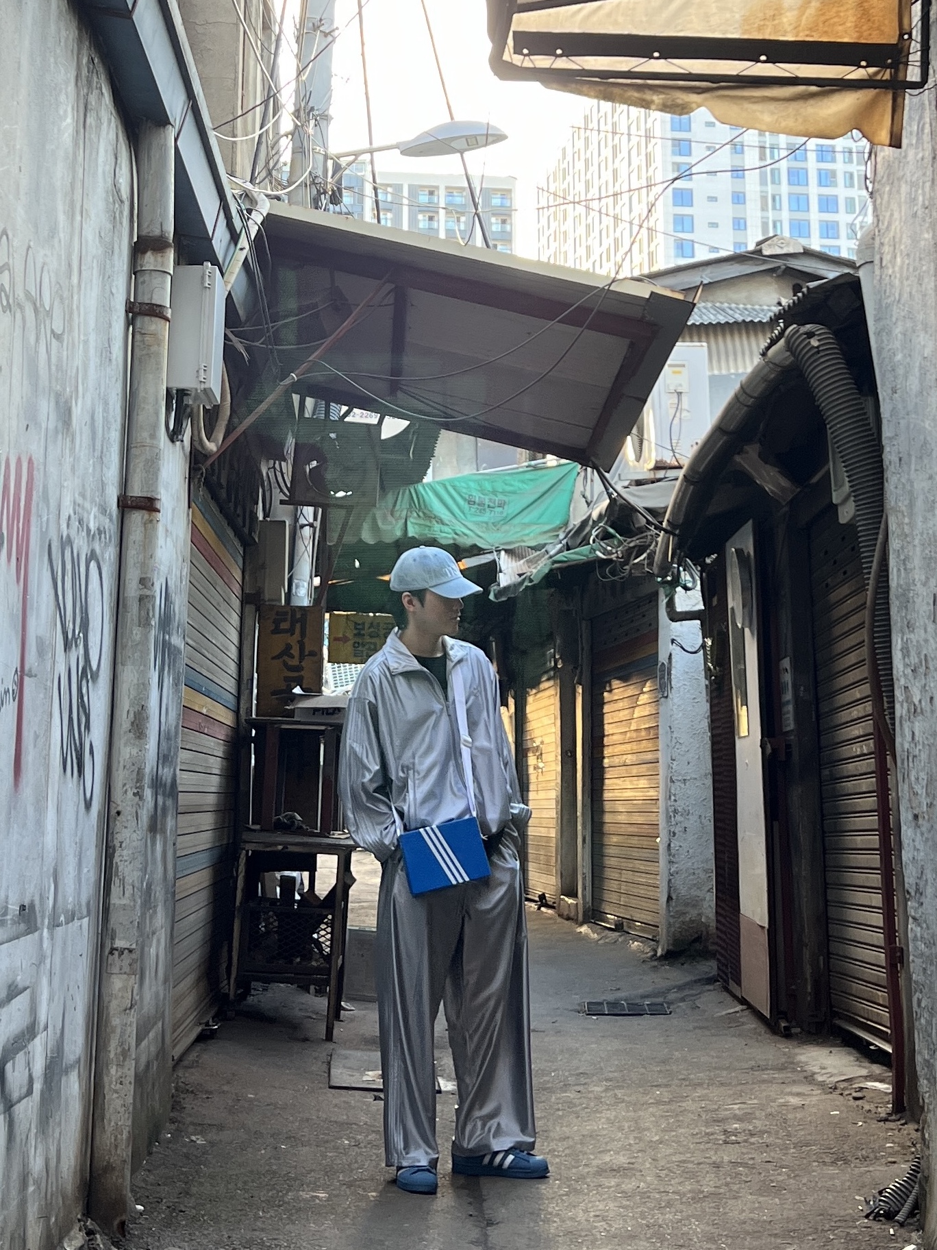 True Religion True Cap Indigo, Adidas x Kseniaschnaider Shoebox Bag Blue Bird 착용 스타일 - 3
