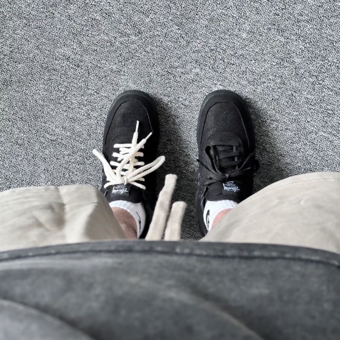 Nike Air Force 1 '07 Low Triple Black 착용 스타일 - 3