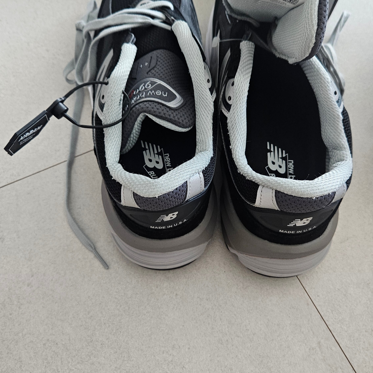 New Balance 990v6 Made in USA Black White 착용 스타일 - 2