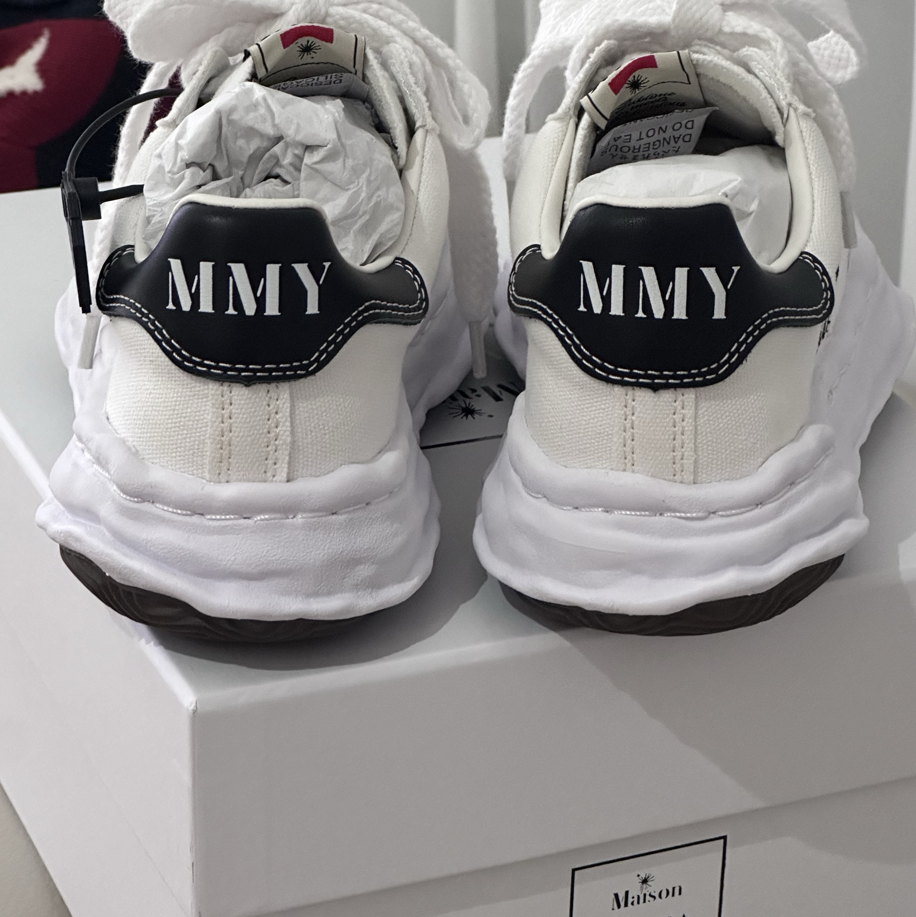 Maison Mihara Yasuhiro Blakey OG Sole Canvas Low-top Sneakers White 착용 스타일 - 2
