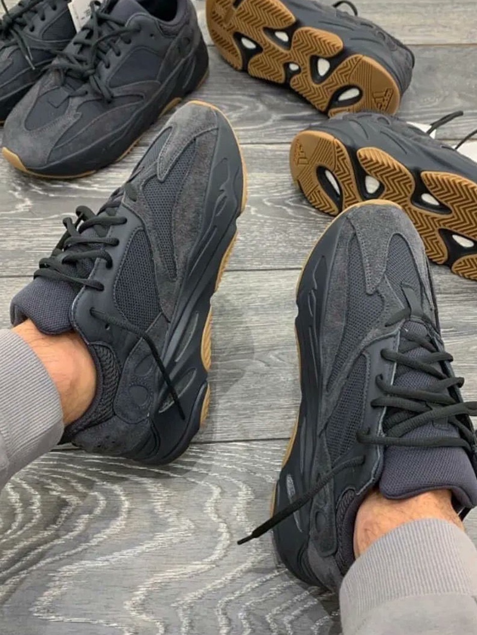 Adidas Yeezy Boost 700 Utility Black 2023 착용 스타일 - 4