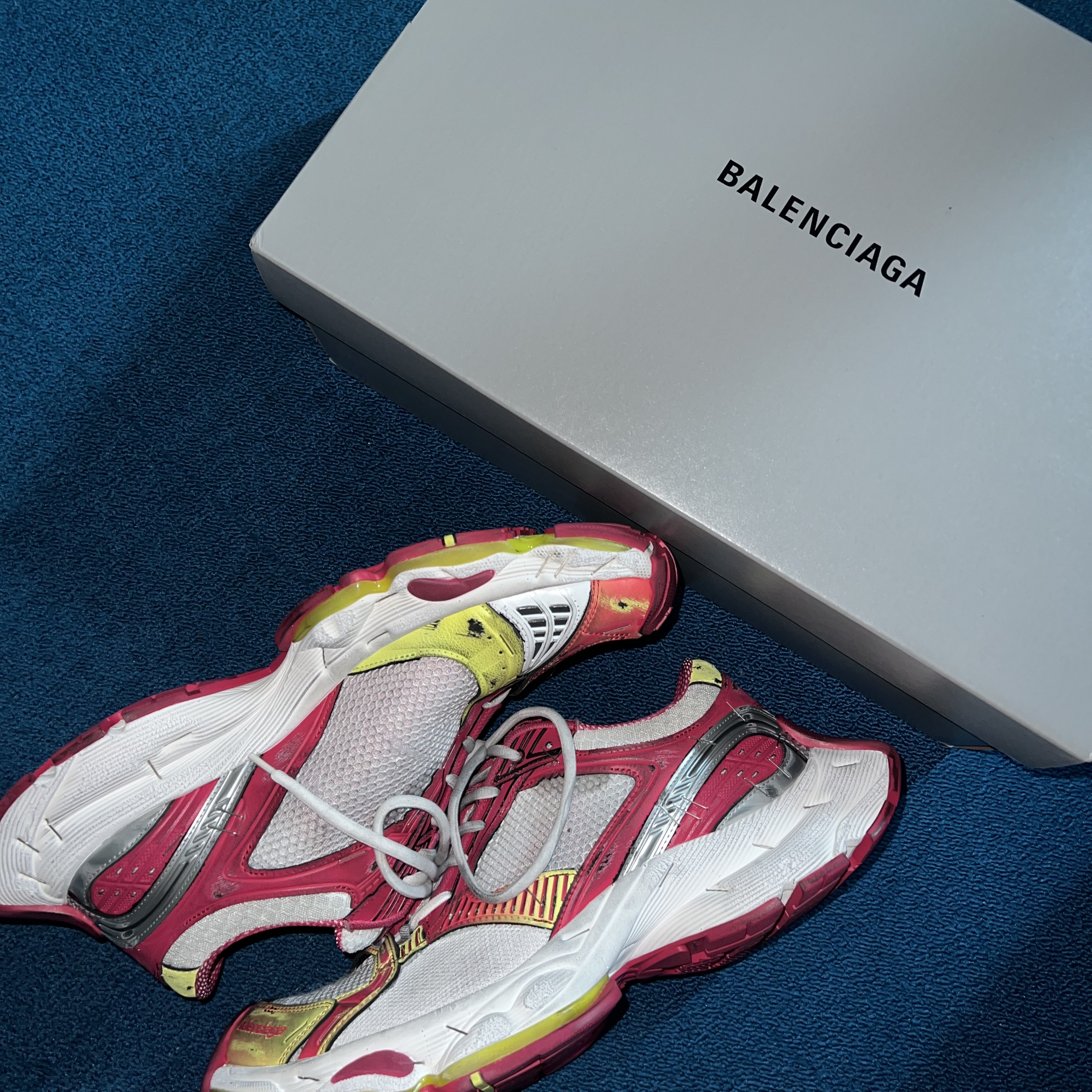 Balenciaga Stapler Sneaker White Pink, Supreme S Logo Split Hooded Sweatshirt Black - 21FW 착용 스타일 - 1