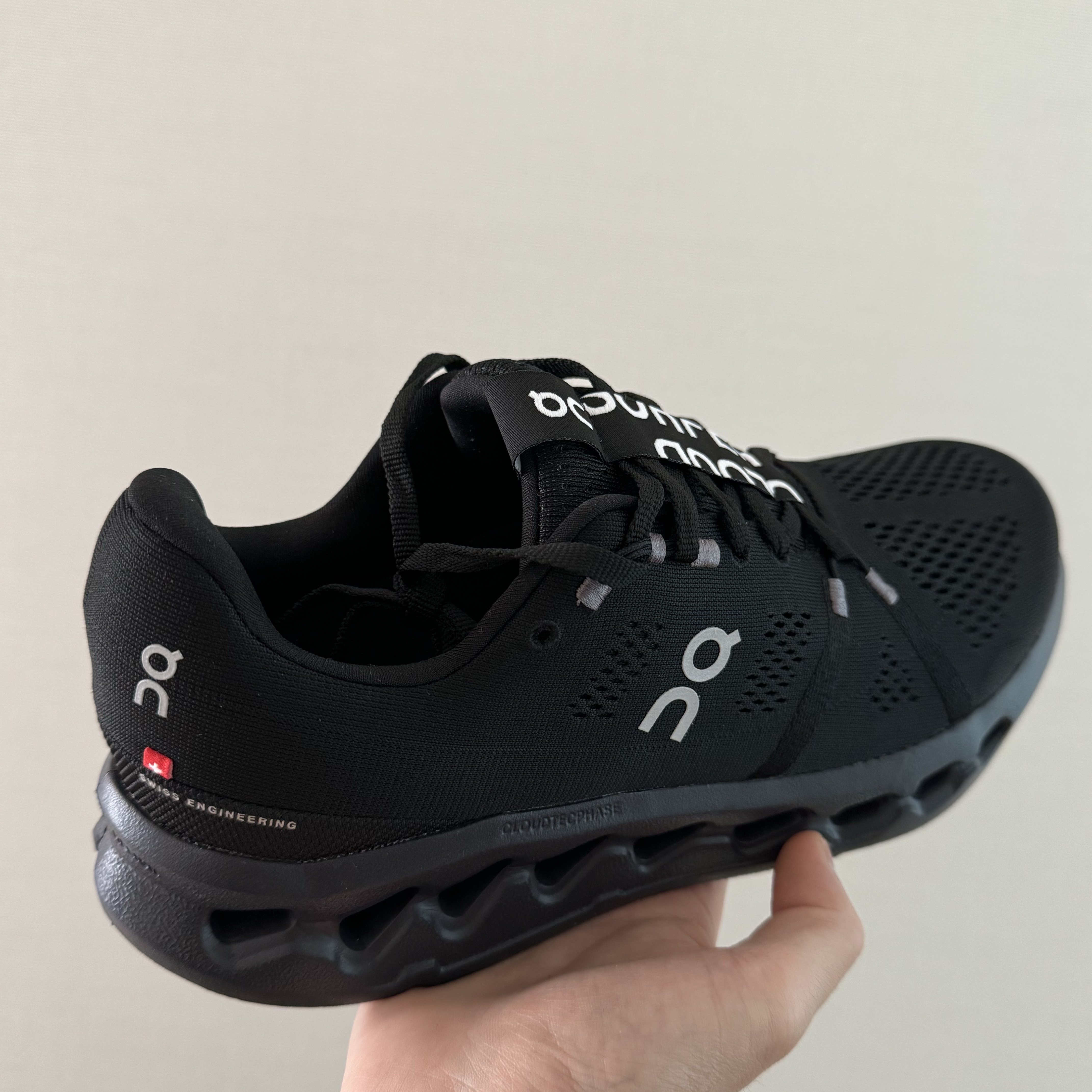 On Running Cloudsurfer All Black 착용 스타일 - 2
