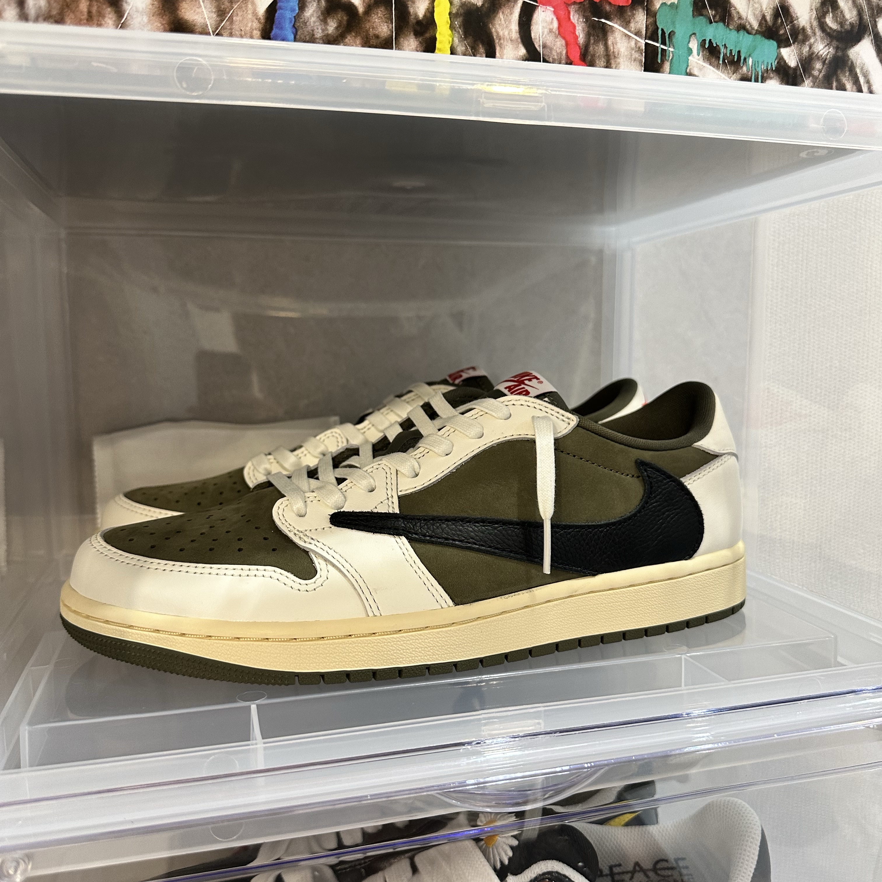 Jordan 1 x Travis Scott Retro Low OG SP Reverse Olive, Nike x Peaceminusone Air Force 1 Low Para-Noise 3.0 Black and Multicolor 착용 스타일
