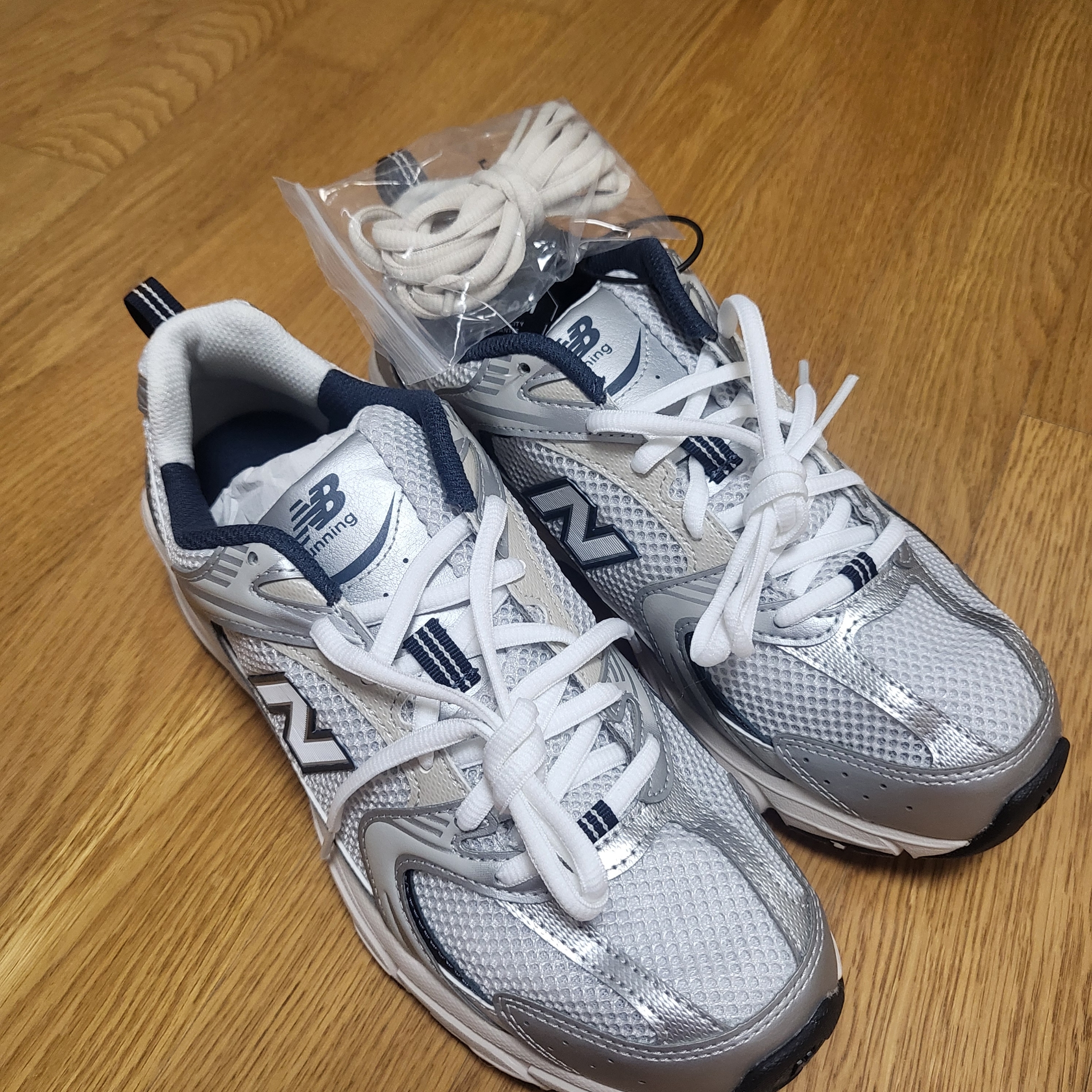 New Balance 530 Steel Grey 착용 스타일 - 1