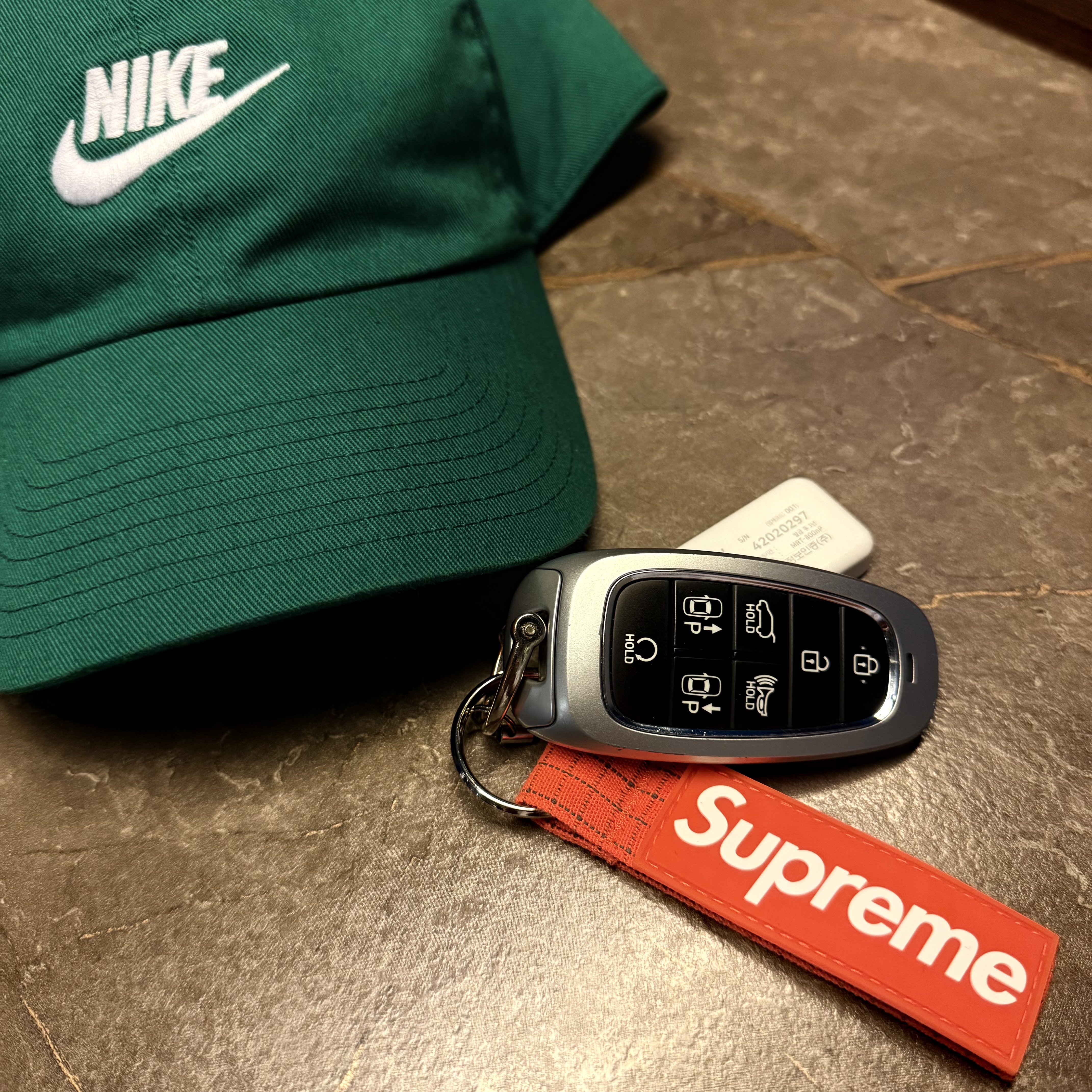Supreme Ripstop Keychain Orange - 24SS, Nike Club Unstructured Futura Washed Cap Malachite 착용 스타일