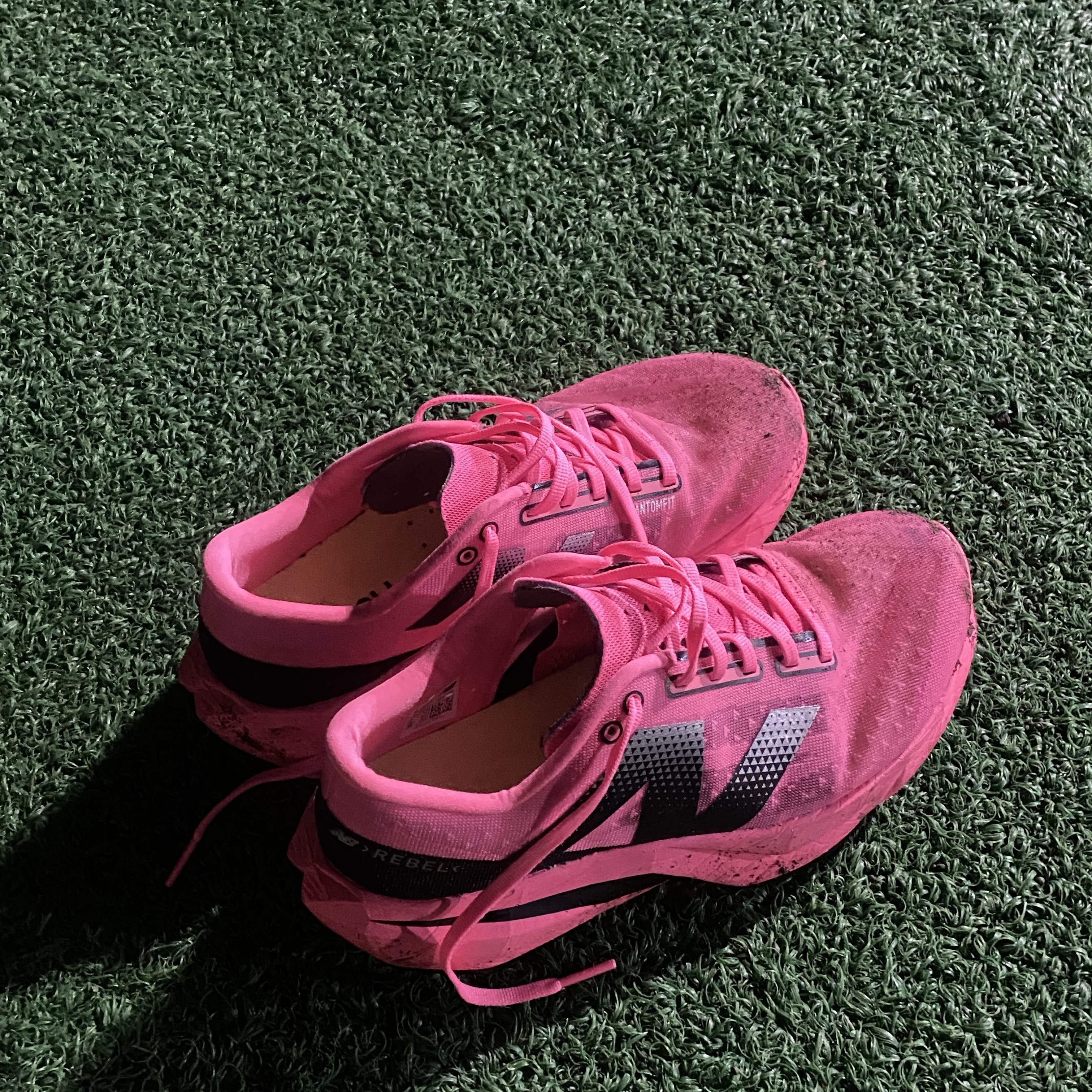 (W) New Balance FuelCell Rebel v4 Ultra Pink Black - D Wide 착용 스타일