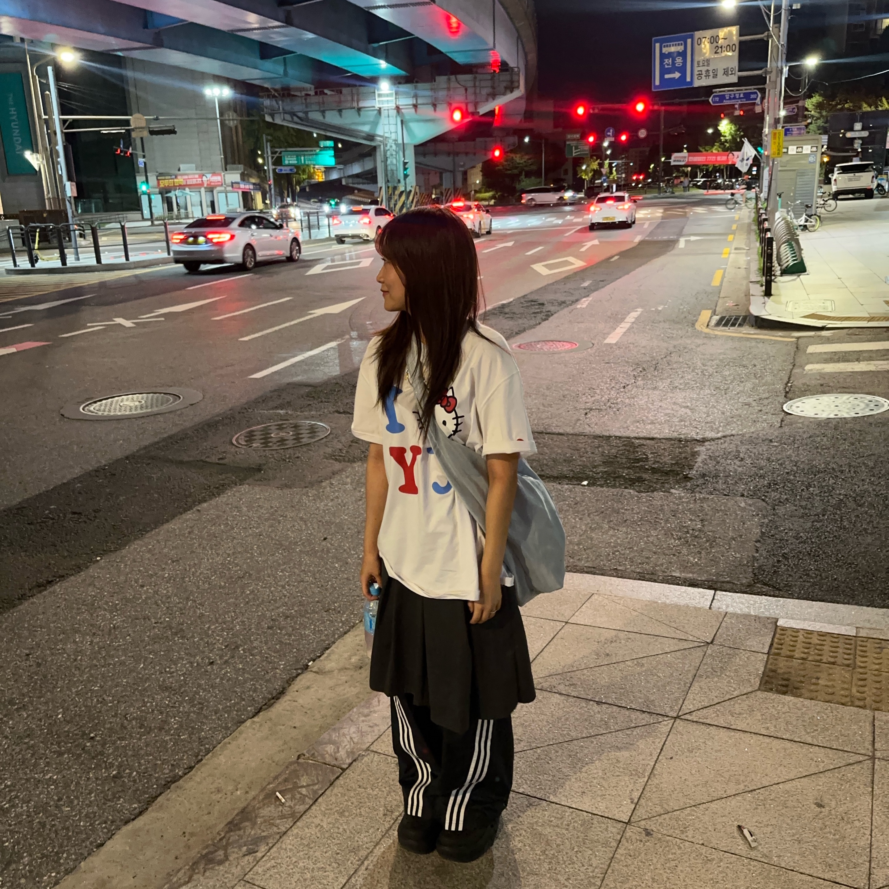 Open Yy x Hello Kitty T-Shirt White, COS High-Shine Shoulder Bag Light Blue 착용 스타일 - 1