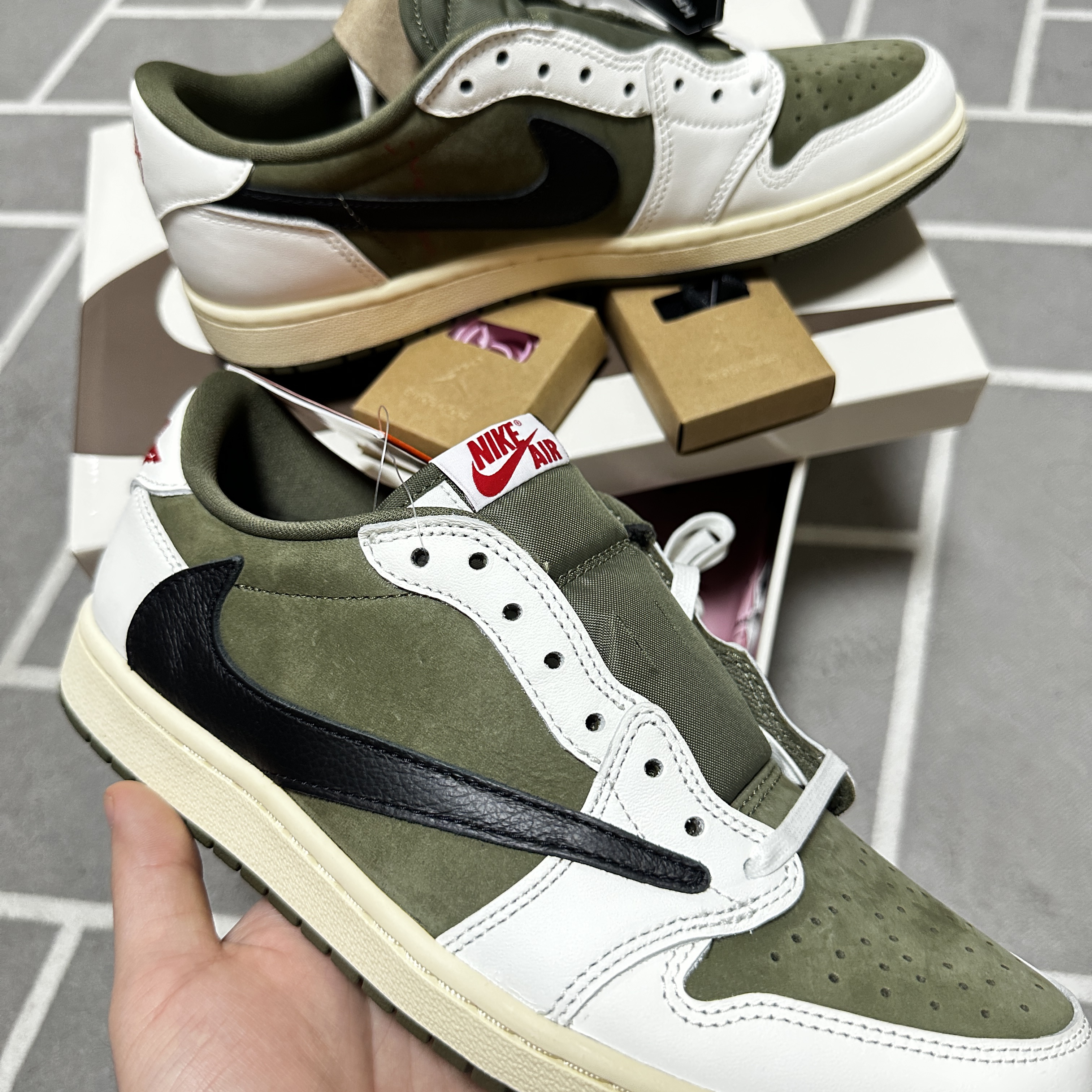 Jordan 1 x Travis Scott Retro Low OG SP Reverse Olive, (W) Jordan 1 x Travis Scott Retro Low OG SP Canary 착용 스타일 - 3