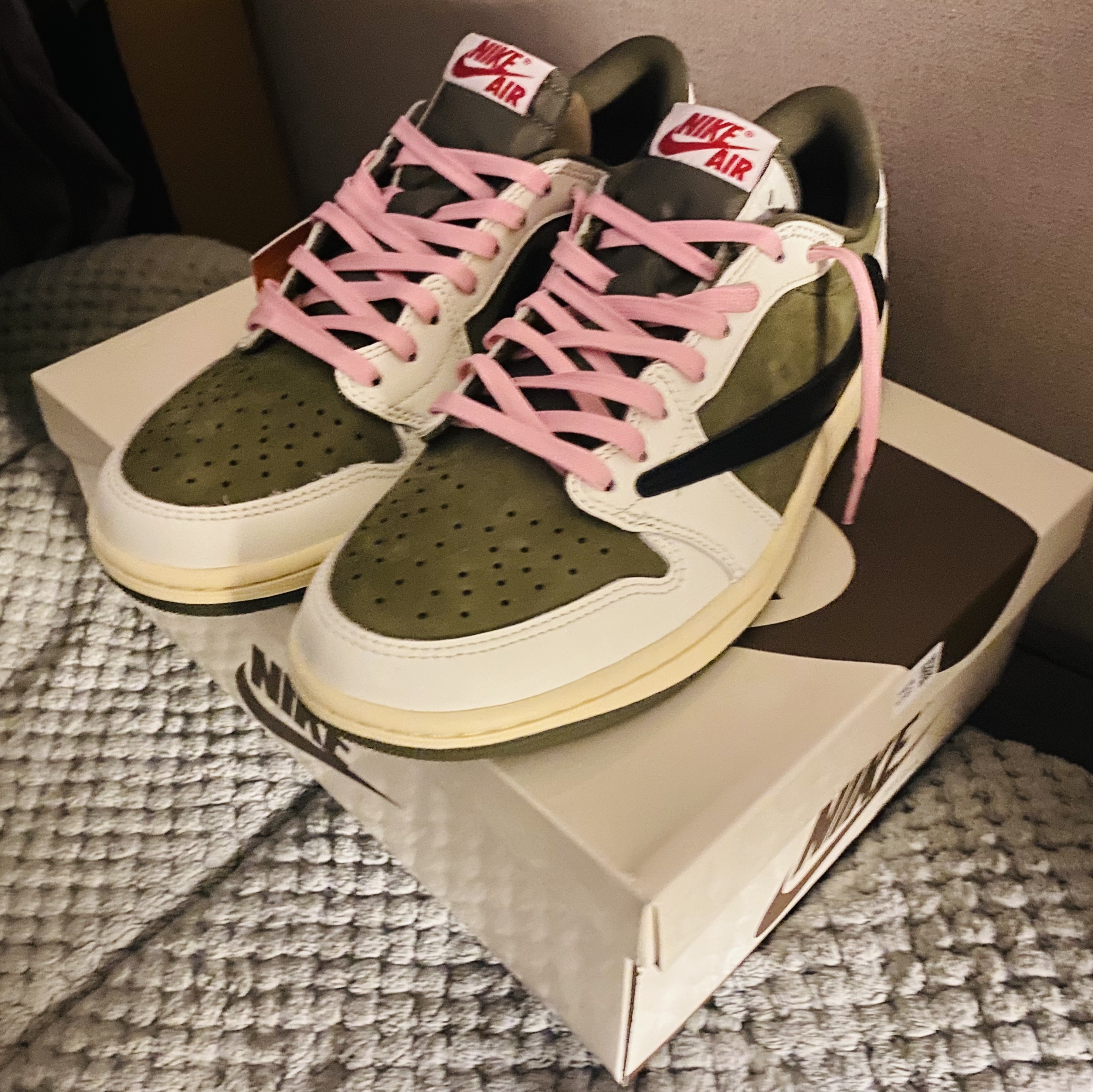 Jordan 1 x Travis Scott Retro Low OG SP Reverse Olive 착용 스타일
