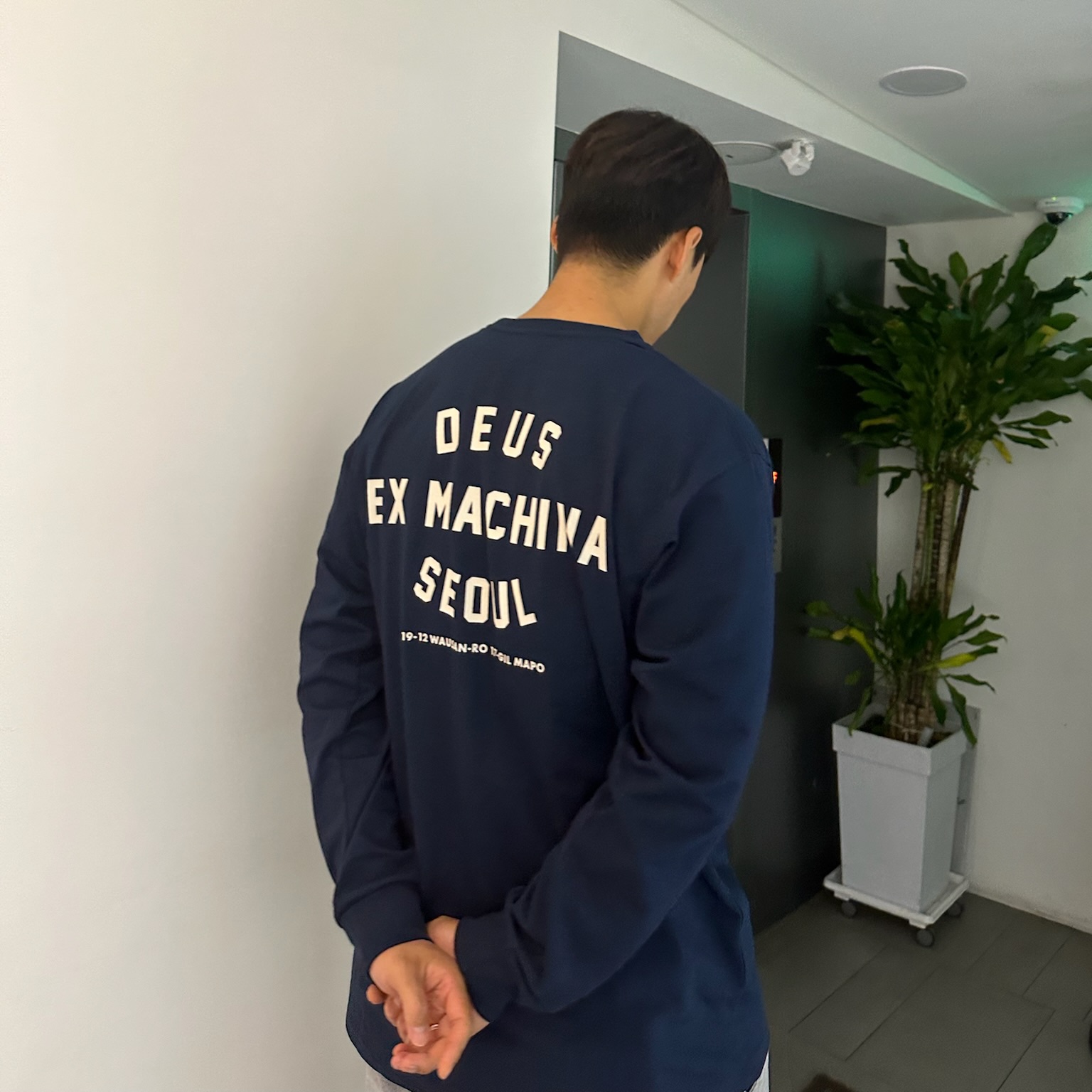 Deus Ex Machina Seoul College Long Sleeve T-Shirt Black 착용 스타일
