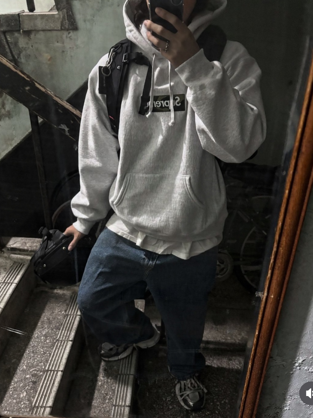 Supreme x Burberry Denim 6-Panel Washed Blue - 22SS, Supreme Box Logo Hooded Sweatshirt Ash Grey - 23FW 착용 스타일