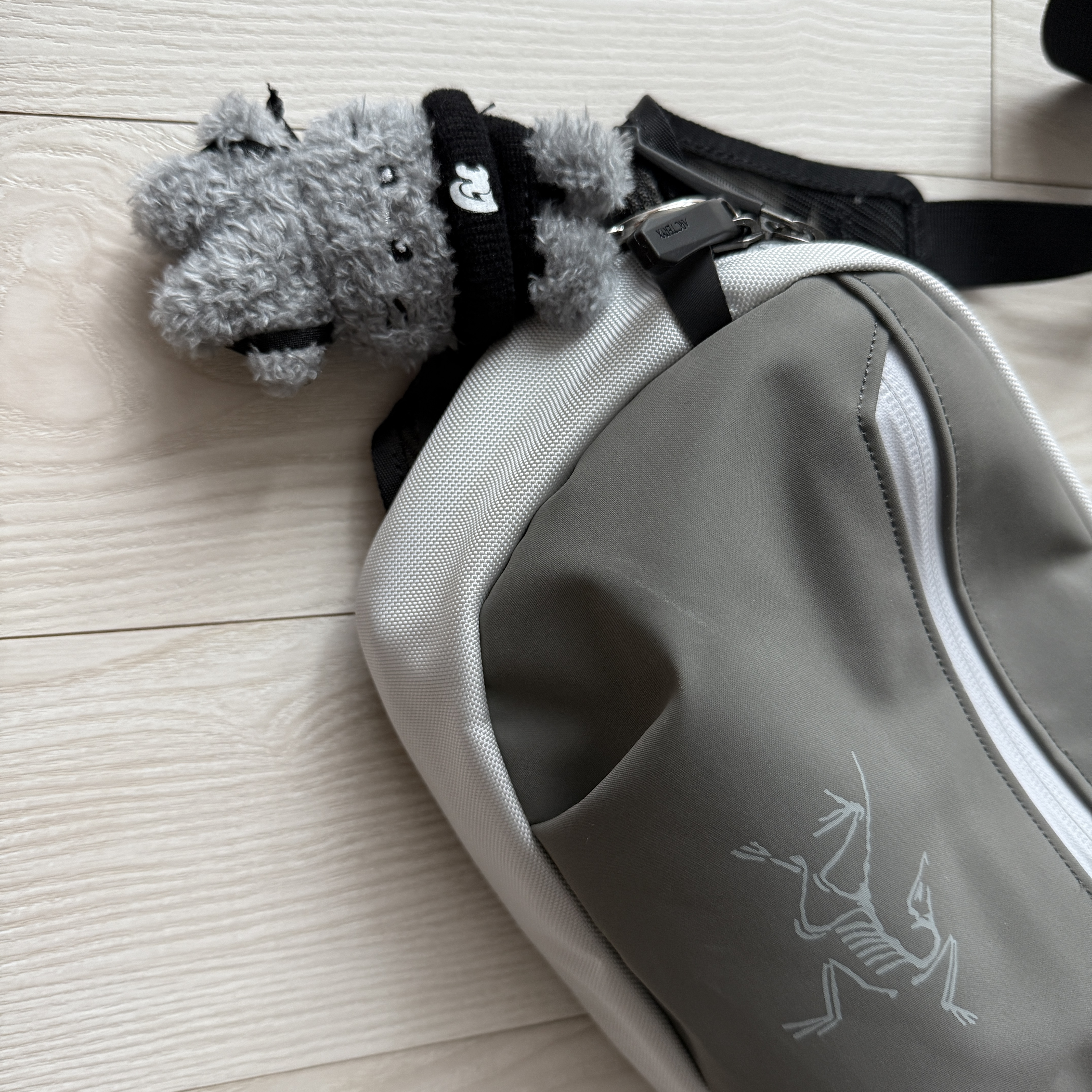 NewJeans Bunini Mini Costume Keyring Gray 착용 스타일