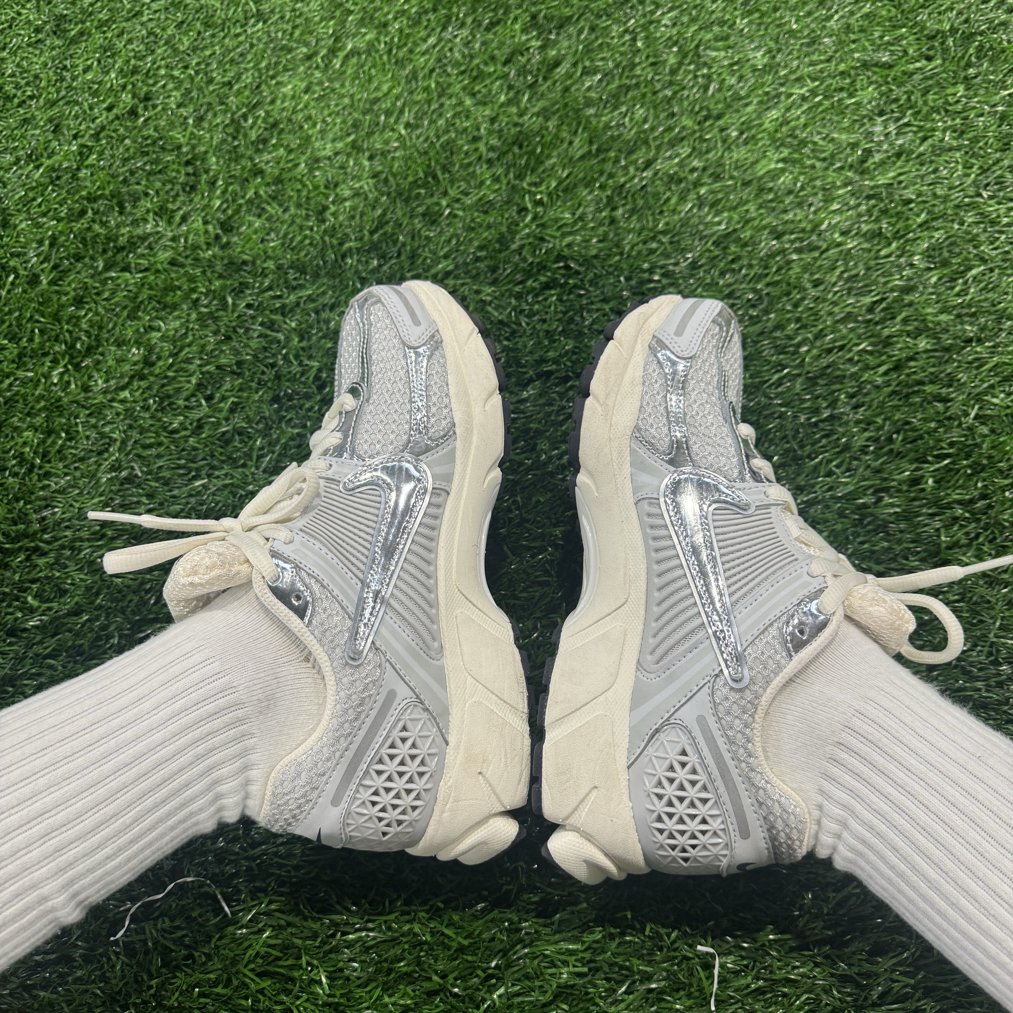 Nike Zoom Vomero 5 Photon Dust Gridiron, Nike Everyday Lightweight Training Crew Socks White (3 Pack/Korean Ver.) 착용 스타일