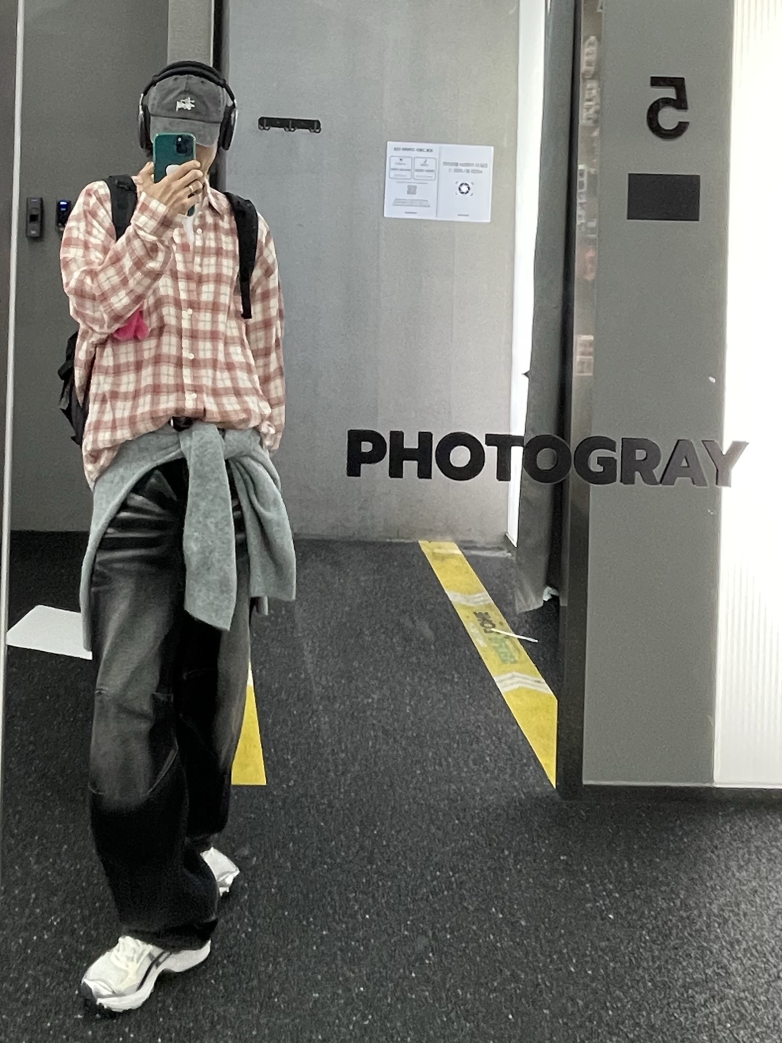 (W) Asics Gel-Kayano 14 White Midnight, BLR Embossed Wave Washing Wide Denim Pants Black 착용 스타일 - 1