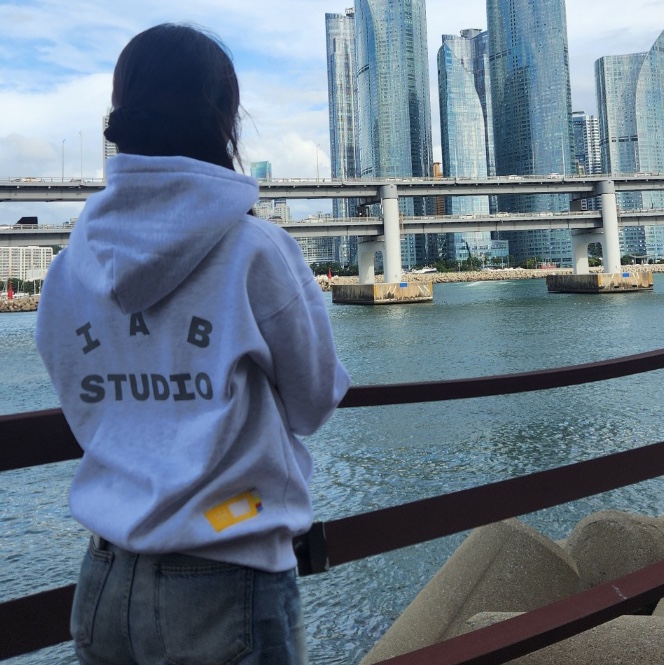 IAB Studio Hoodie Light Gray 착용 스타일 - 1