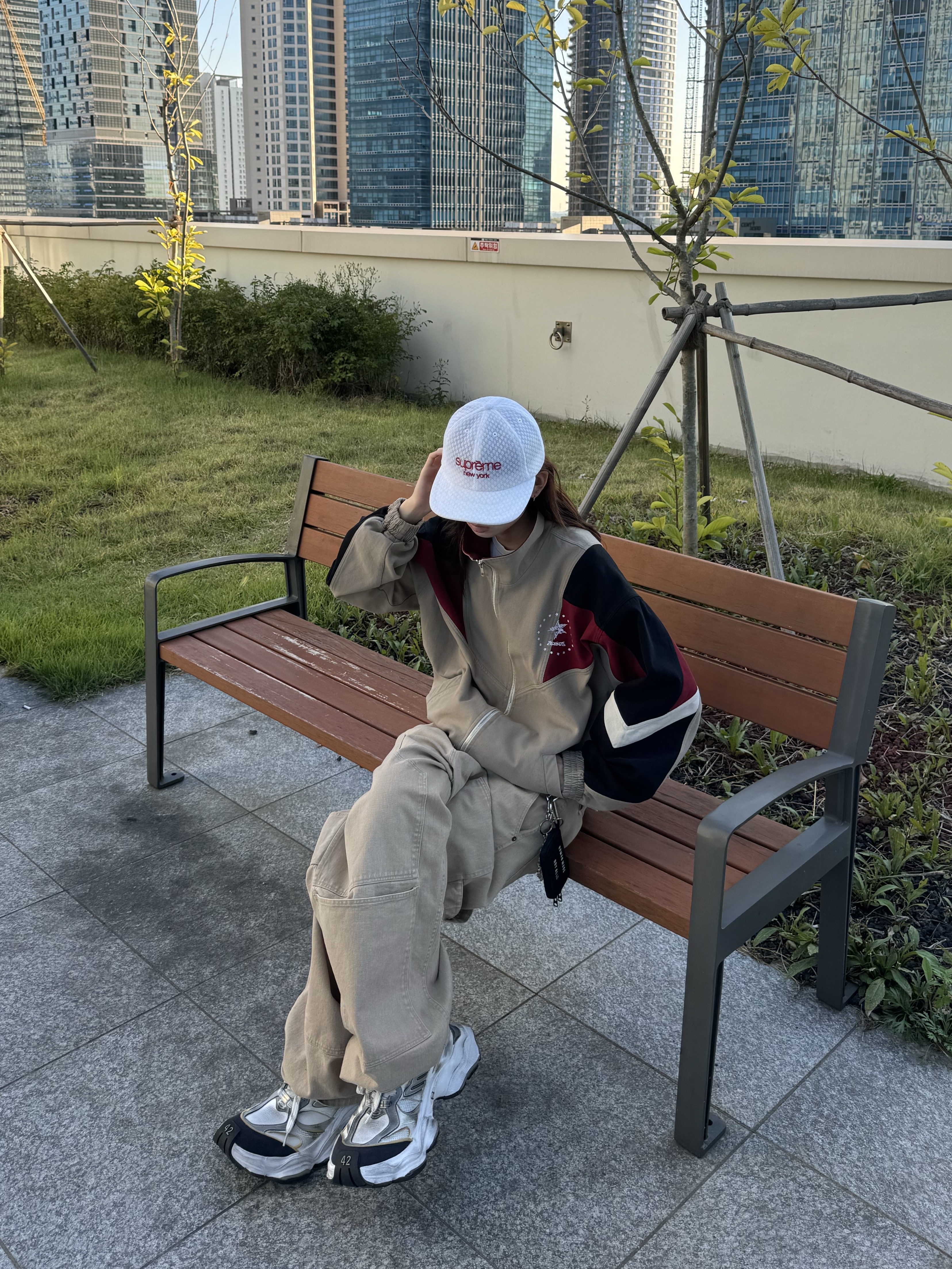 Supreme Classic Logo Air Mesh 6-Panel White - 22SS, Balenciaga Cargo Sneakers White Grey 착용 스타일 - 3