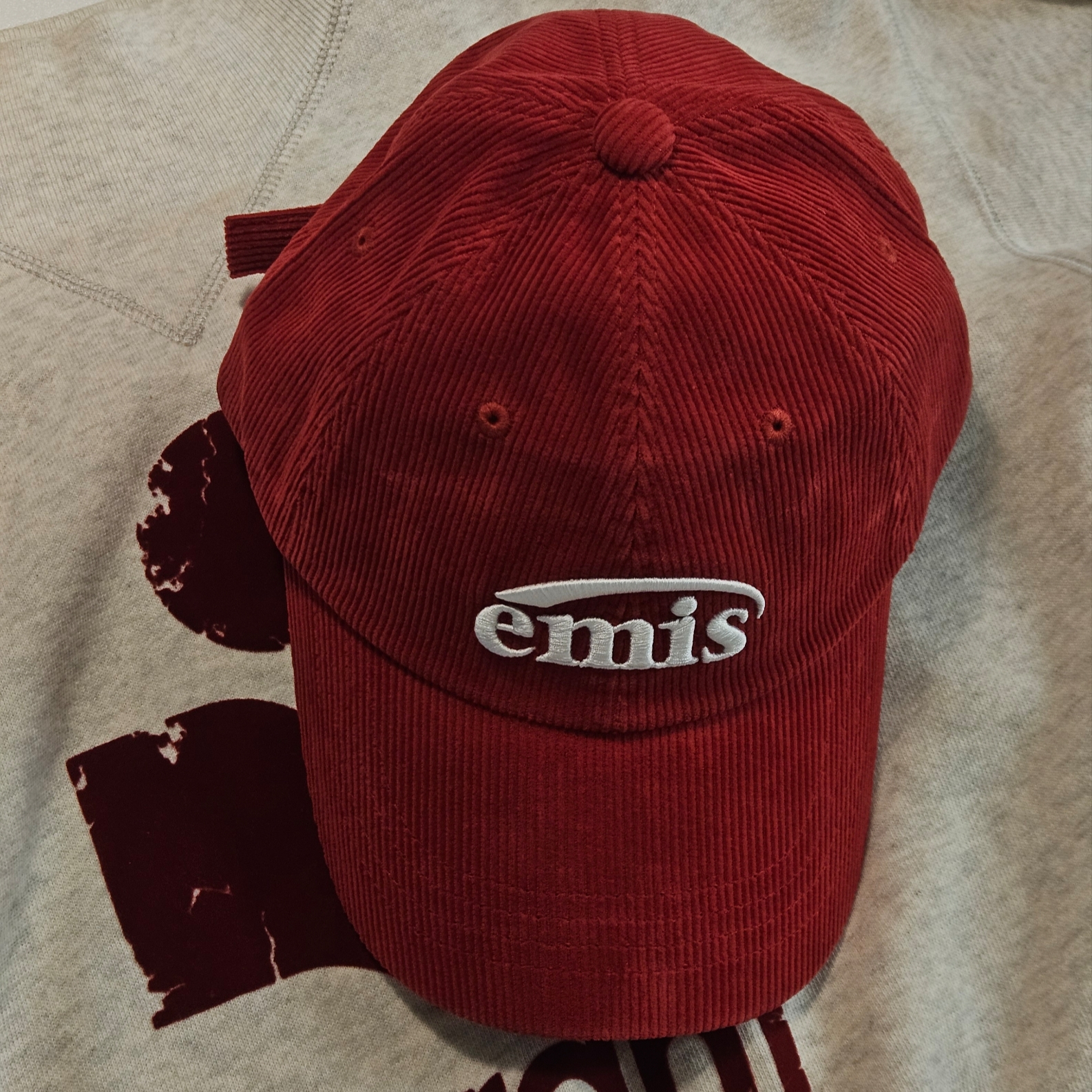 Emis New Logo Corduroy Emis Cap Red 착용 스타일 - 2