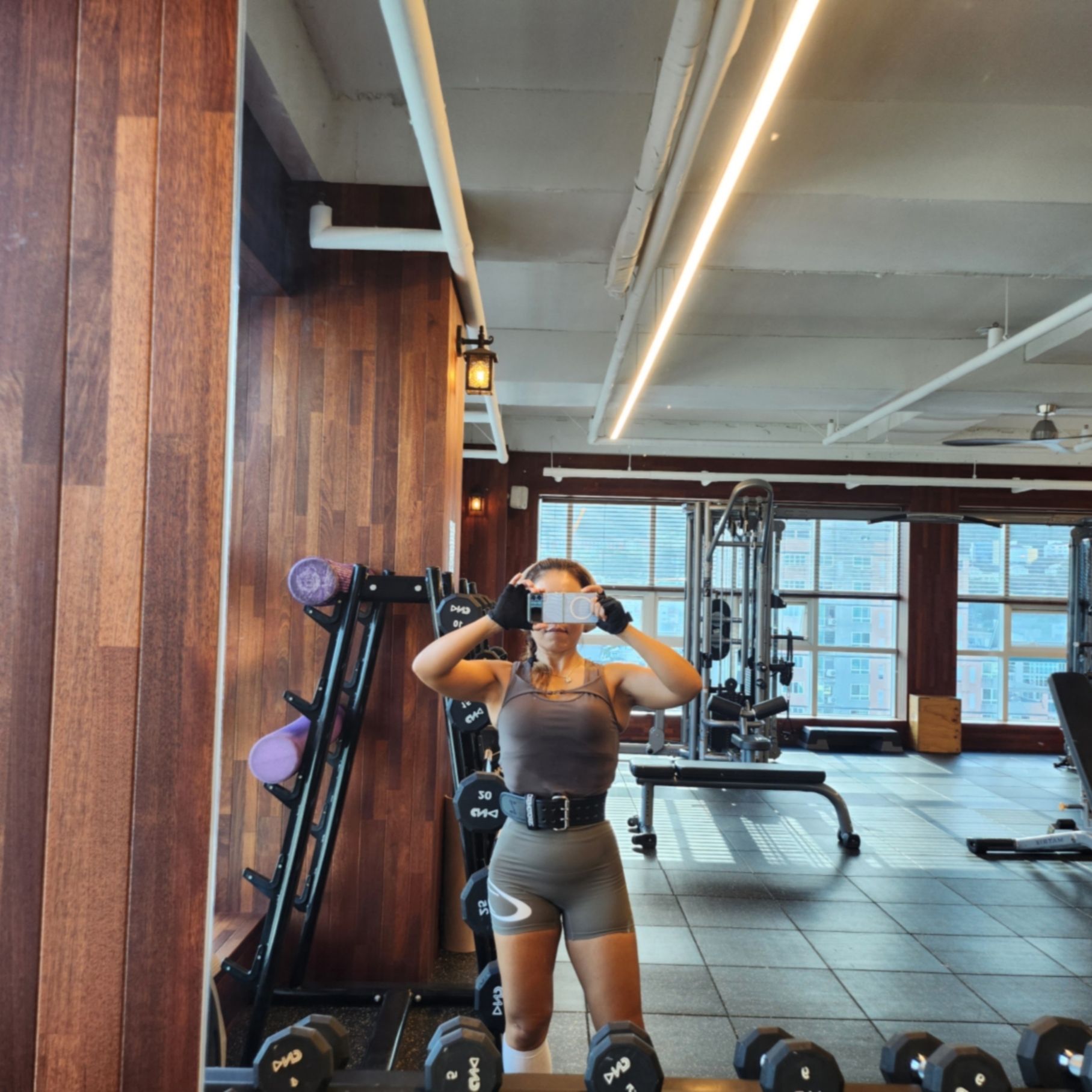 BORN TO WIN B Buckle Cut-Out Crop Sleeveless Khaki, BORN TO WIN B Logo 3.5 Biker Shorts Khaki 착용 스타일 - 1