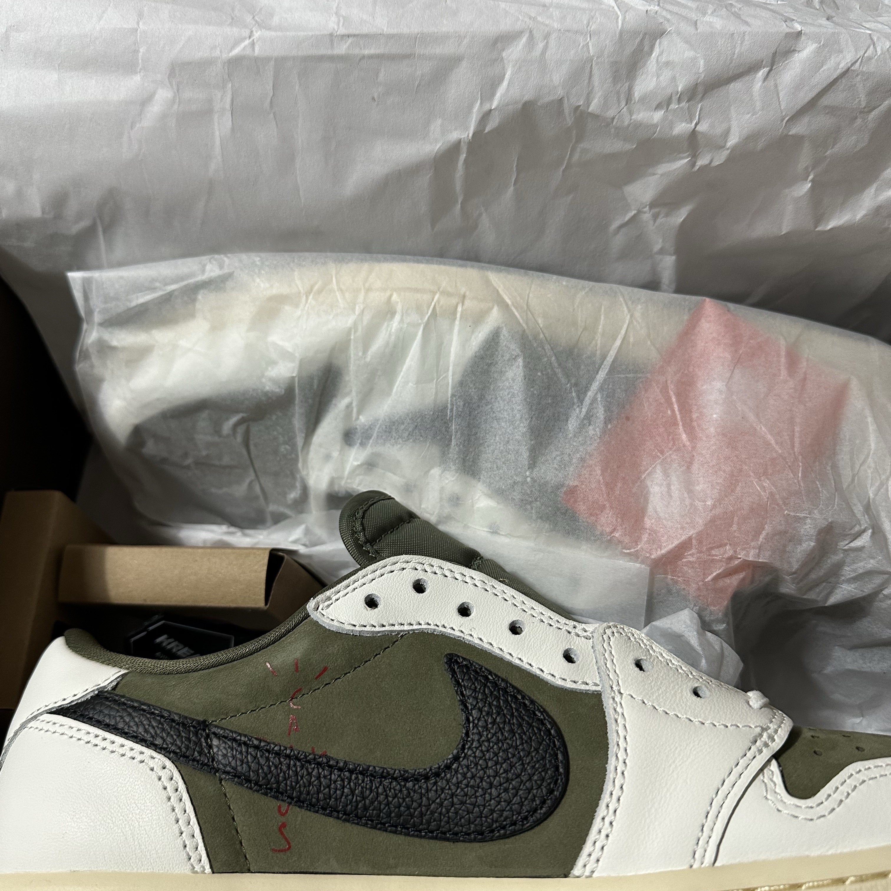 Jordan 1 x Travis Scott Retro Low OG SP Reverse Olive 착용 스타일
