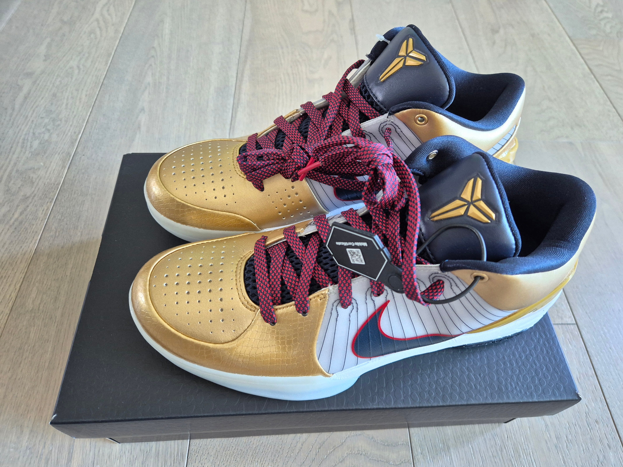Nike Kobe 4 Protro Metallic Gold and Dark Obsidian 착용 스타일 - 2
