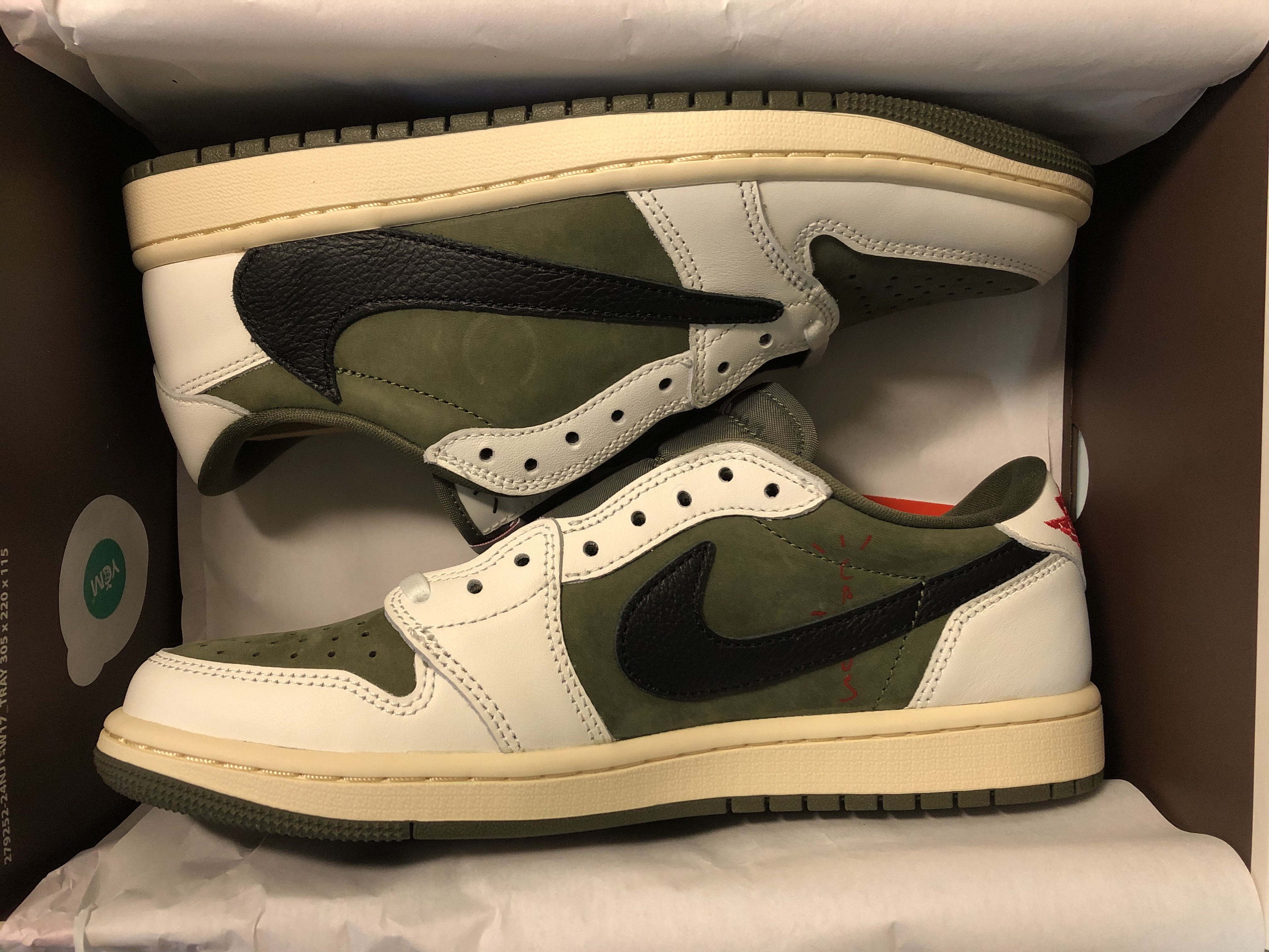 Jordan 1 x Travis Scott Retro Low OG SP Reverse Olive 착용 스타일 - 1
