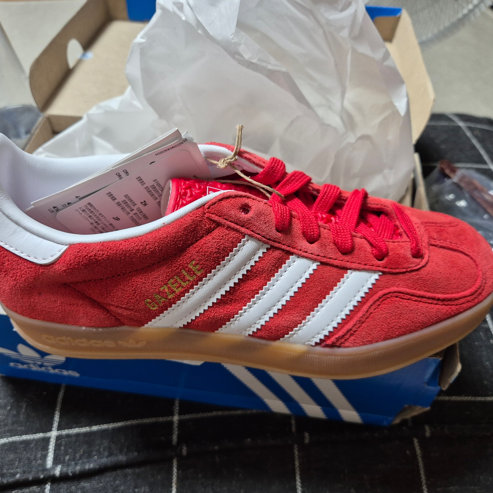 Adidas Gazelle Indoor Better Scarlet Cloud White 착용 스타일 - 3