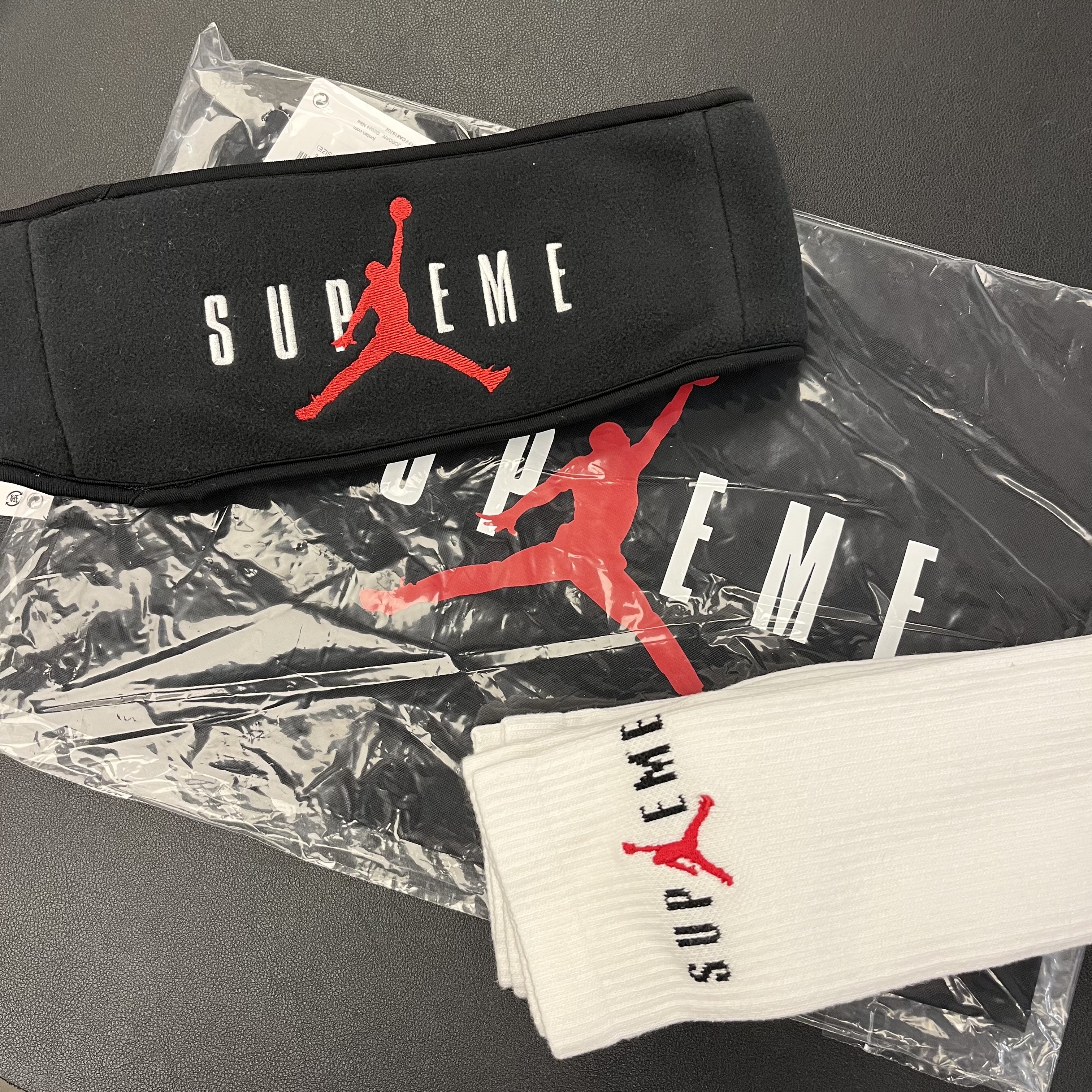 Supreme x Jordan Crew Socks White (2 Pack) - 24FW, Supreme x Jordan Drawstring Bag Black - 24FW 착용 스타일