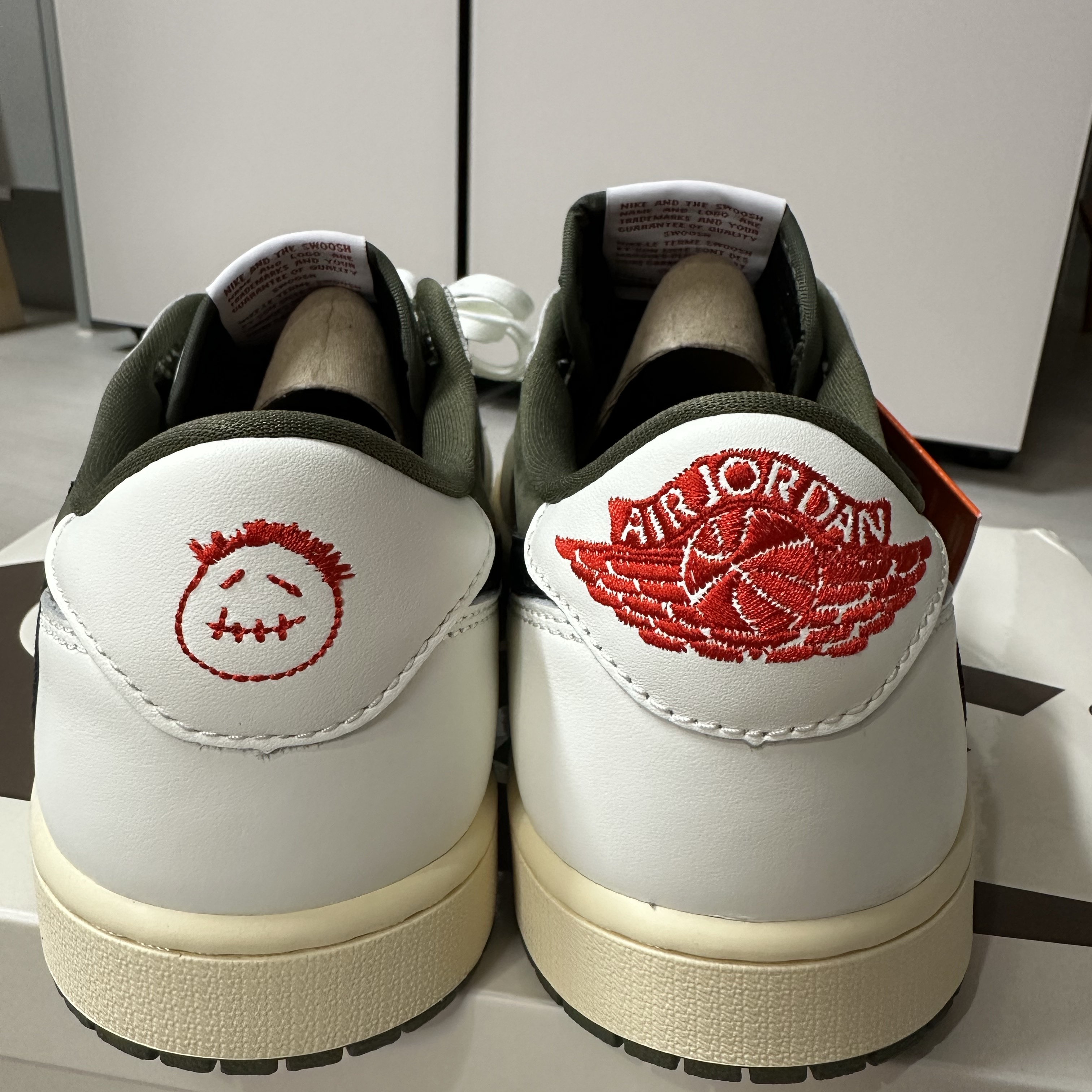 Jordan 1 x Travis Scott Retro Low OG SP Reverse Olive 착용 스타일 - 2
