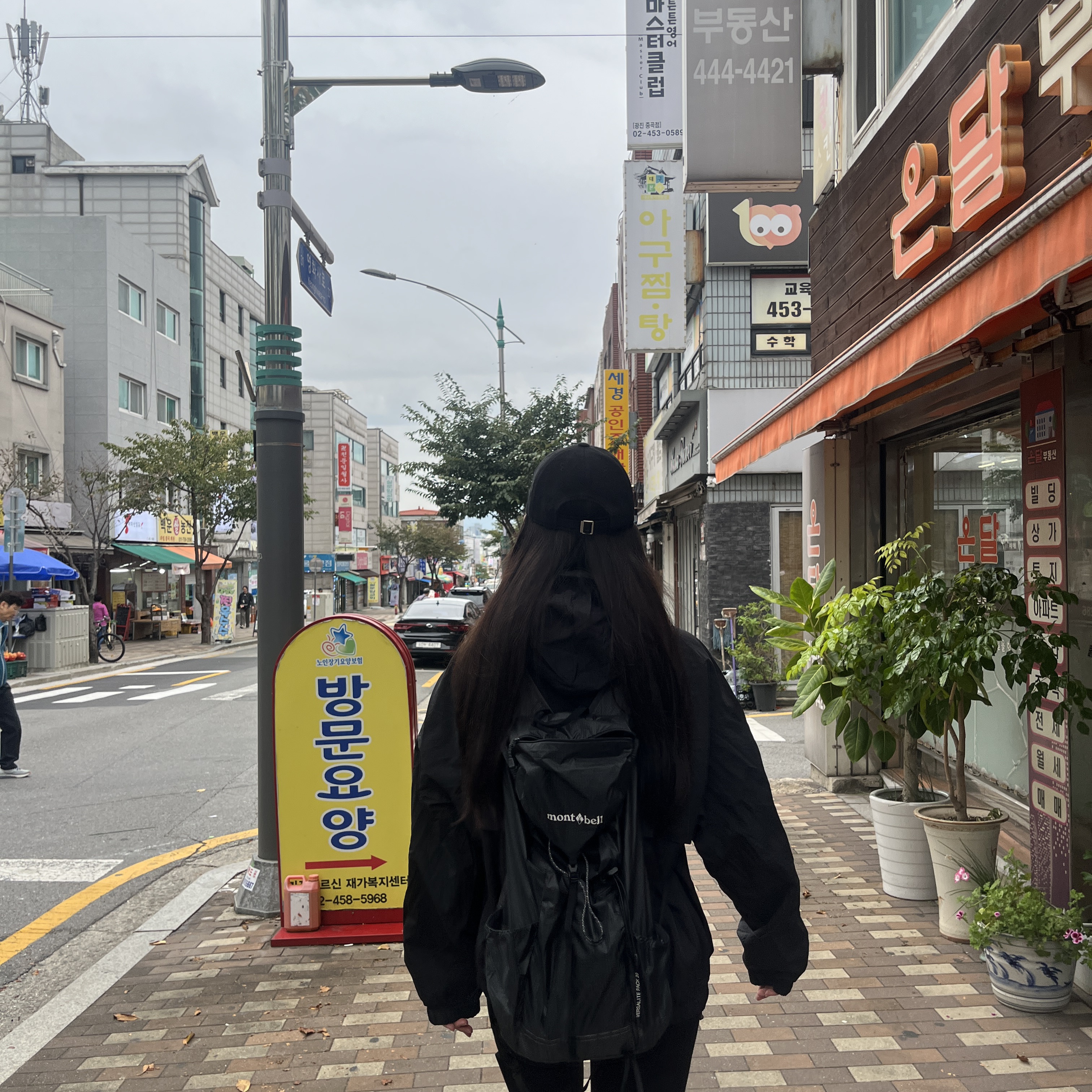Montbell Versalite Pack 20 Backpack Gunmetal Dark Gray 착용 스타일