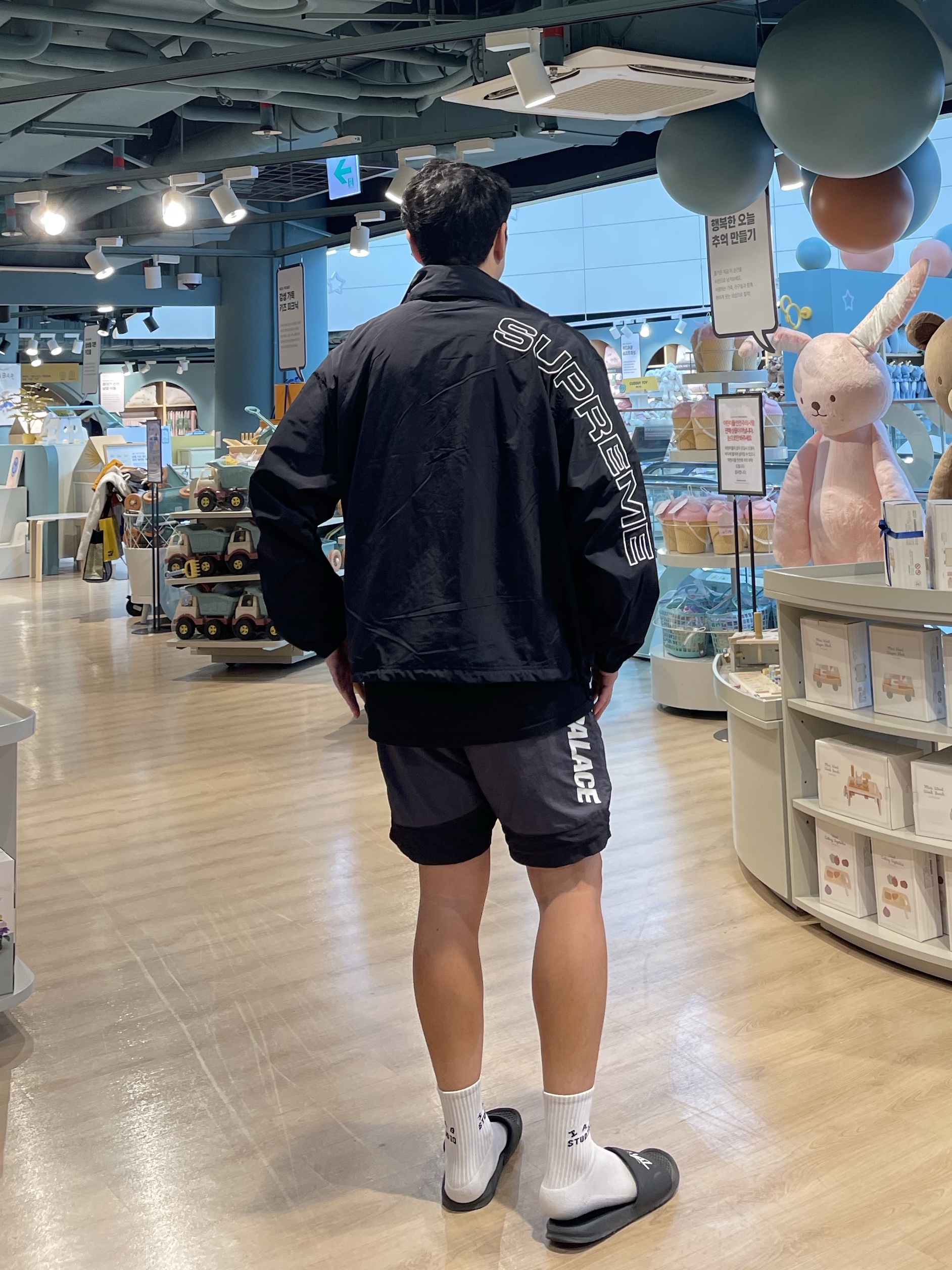 Supreme Spellout Embroidered Track Jacket Black - 24FW, Palace Run It Short Black Carbon - 23SS 착용 스타일 - 2
