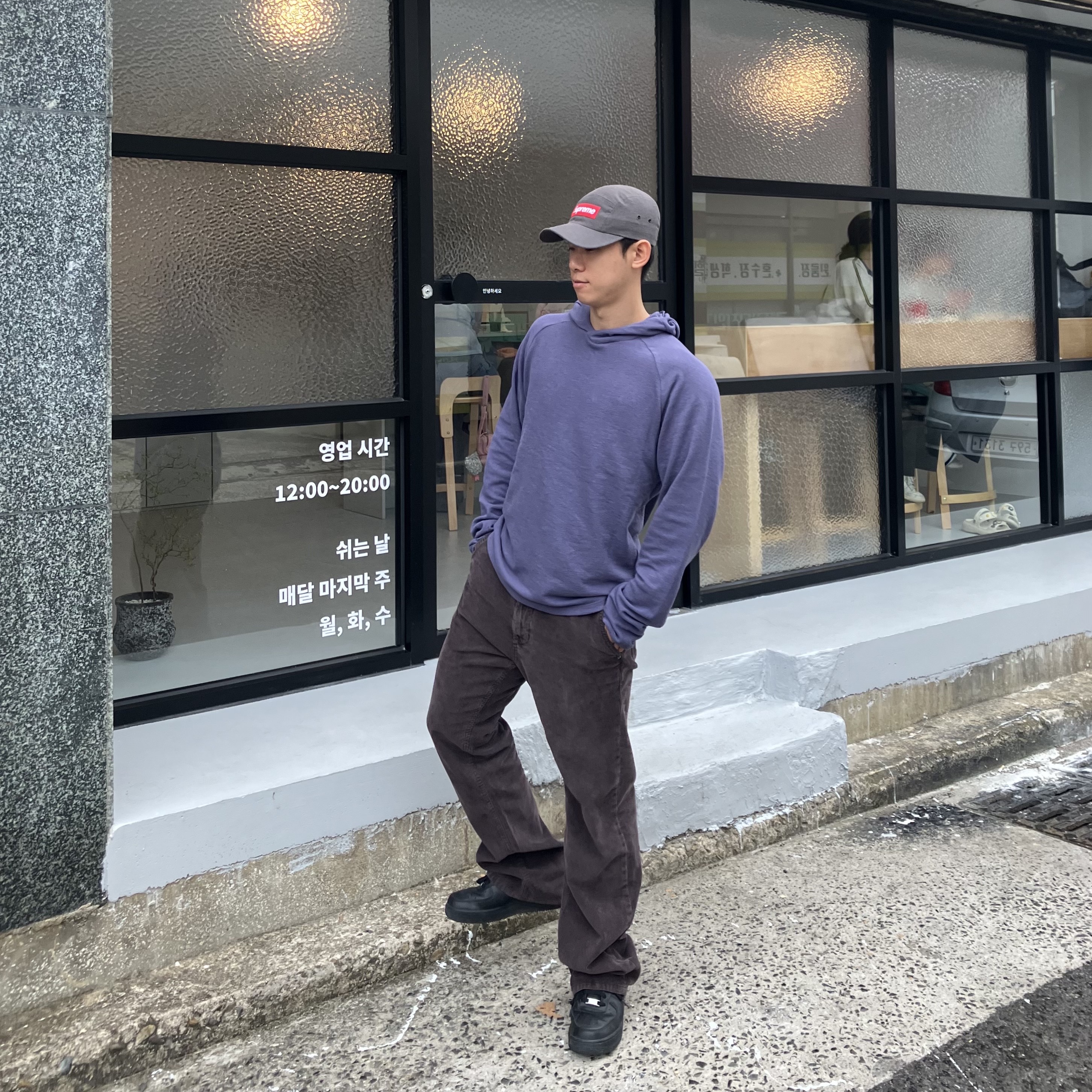 Supreme Kevlar Camp Cap Dark Grey - 23SS, Nike Air Force 1 '07 Low Triple Black 착용 스타일 - 1
