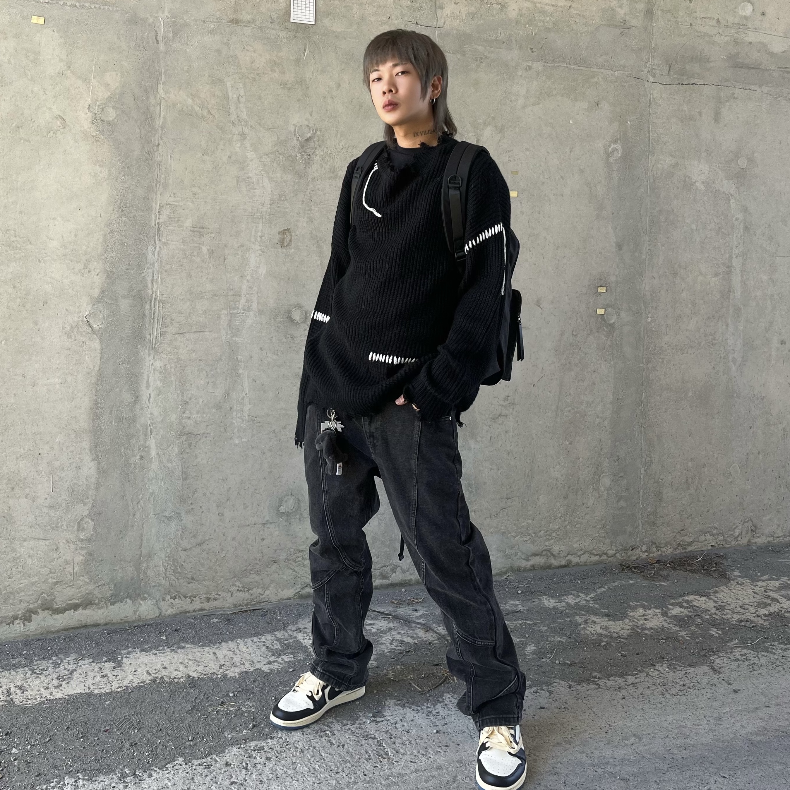 Jordan 1 x Travis Scott x Fragment Retro Low OG SP Military Blue, Jellycat Bashful Bunny Bag Charm Ink 착용 스타일 - 2