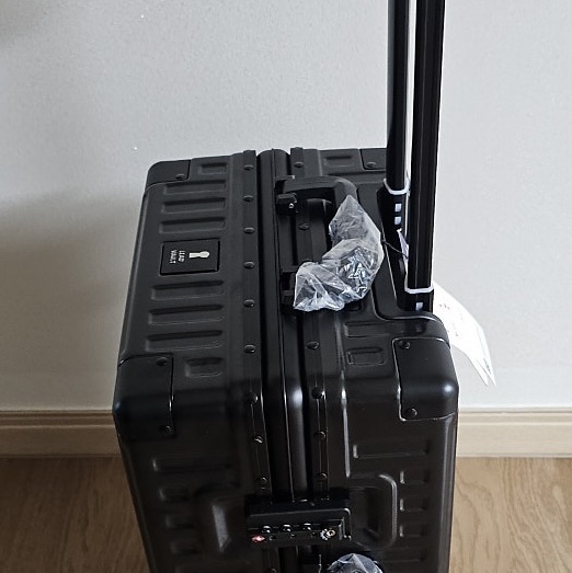 LEAD VAULT Quady Suitcase 20Inch Black 착용 스타일
