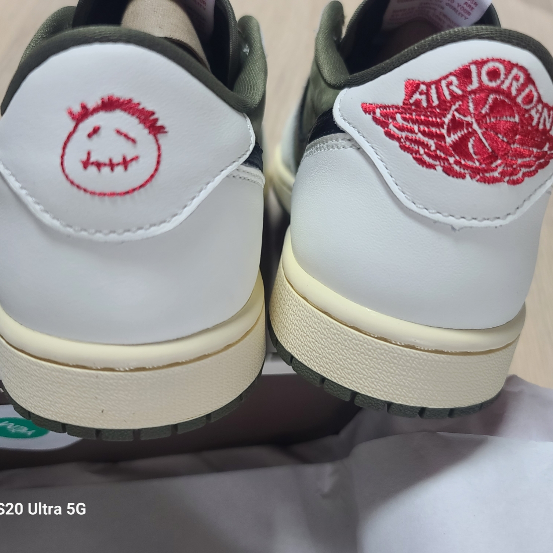 Jordan 1 x Travis Scott Retro Low OG SP Reverse Olive 착용 스타일 - 1