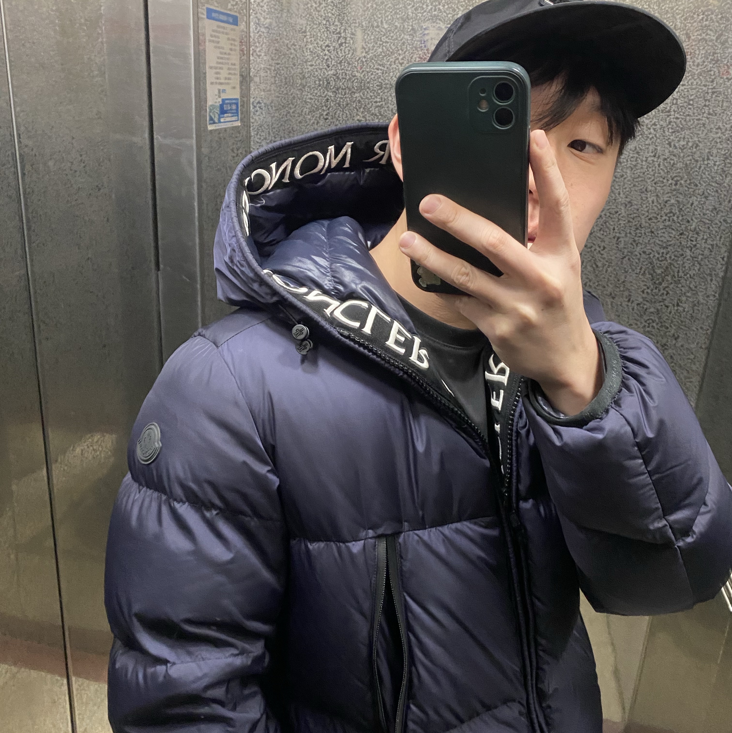 Moncler Montcla Short Down Jacket Black - 23FW, (W) Prada Velvet Baseball Cap Black 착용 스타일 - 1