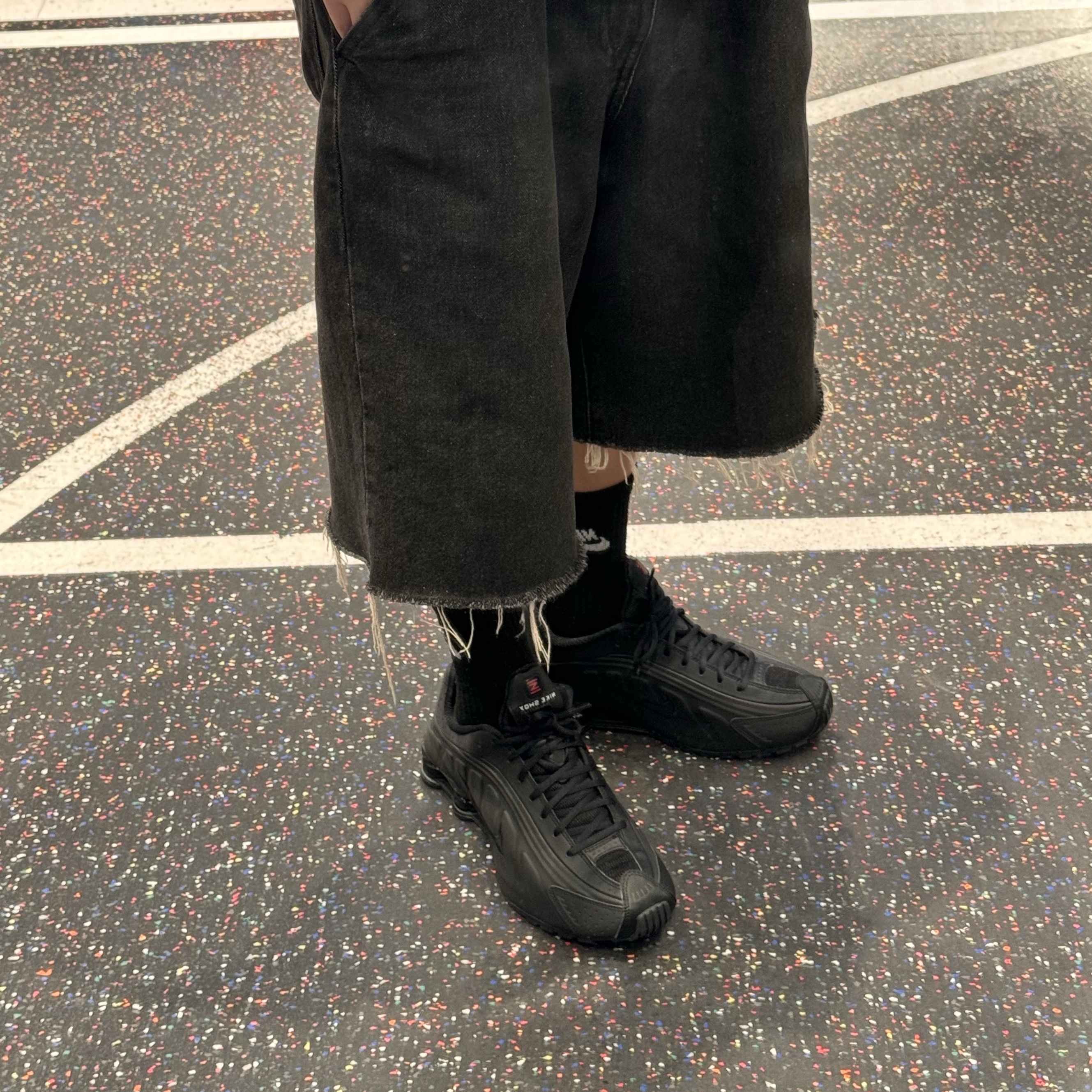 (W) Nike Shox R4 Black 착용 스타일 - 1