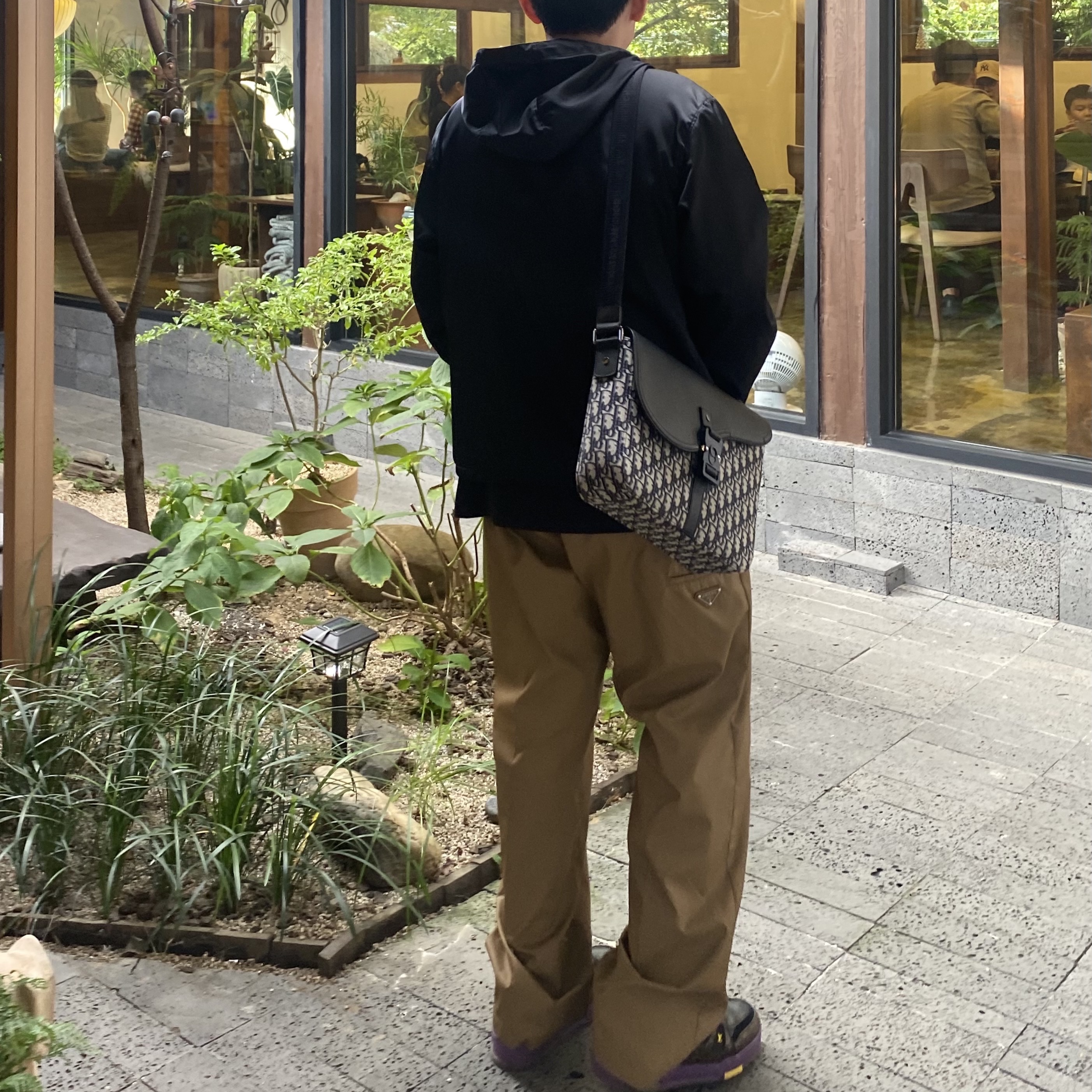 Prada Re-Nylon Pants Tobacco, Dior Saddle Messenger Bag Beige Black Dior Oblique Jacquard Black Grained Calfskin 착용 스타일 - 1