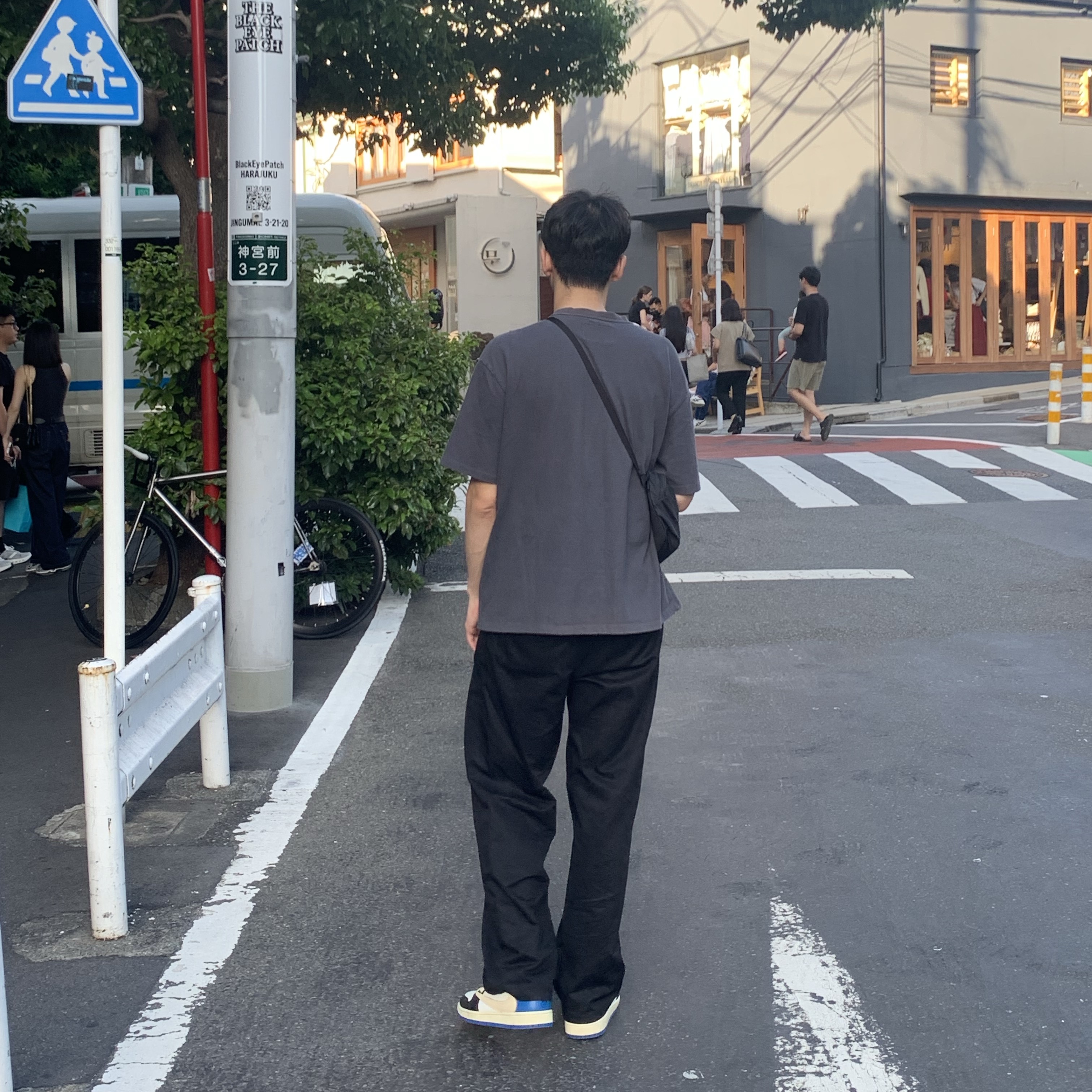Jordan 1 x Travis Scott x Fragment Retro Low OG SP Military Blue, Arc'teryx Heliad 6 Crossbody Bag Black 착용 스타일