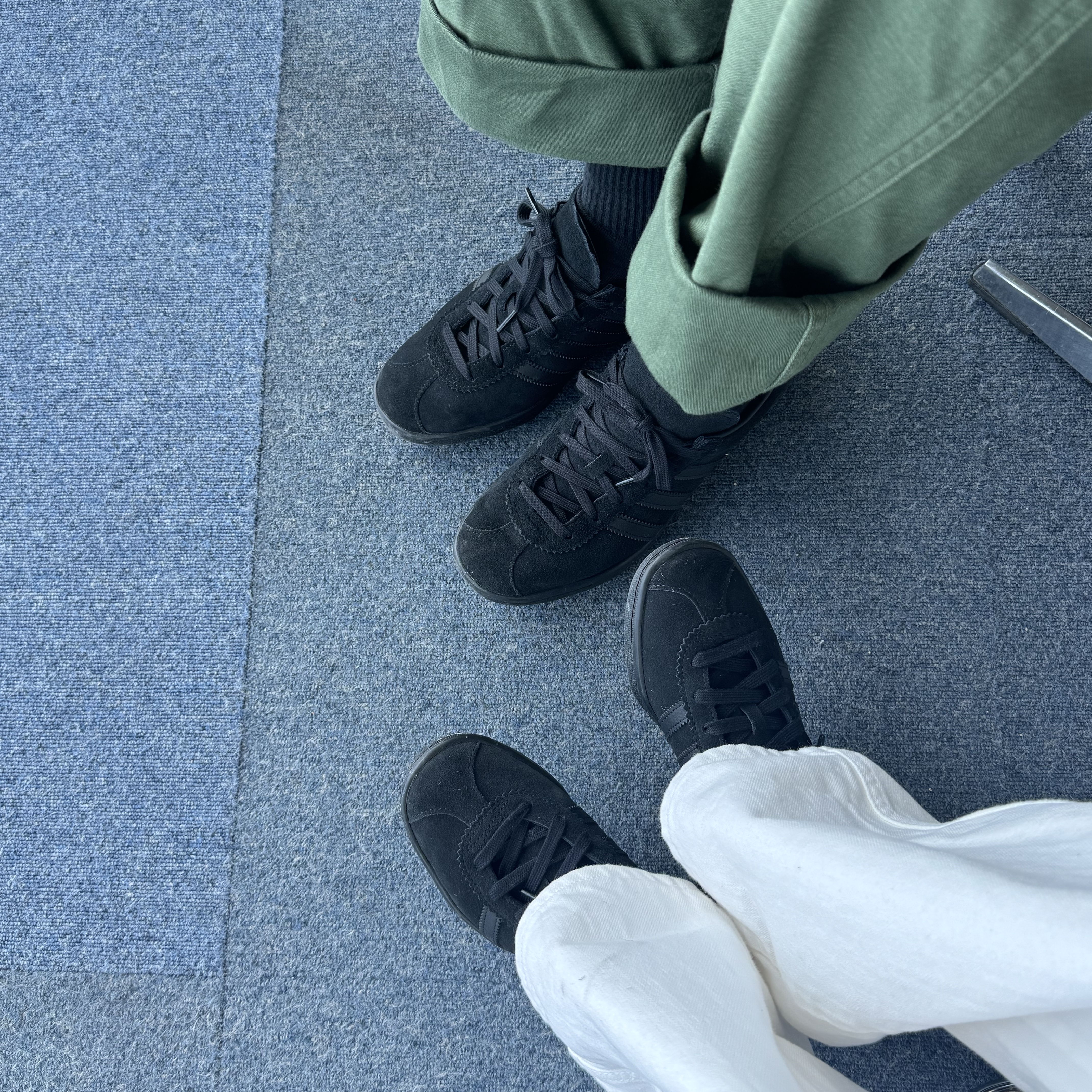 Adidas Stadt Core Black Carbon 착용 스타일