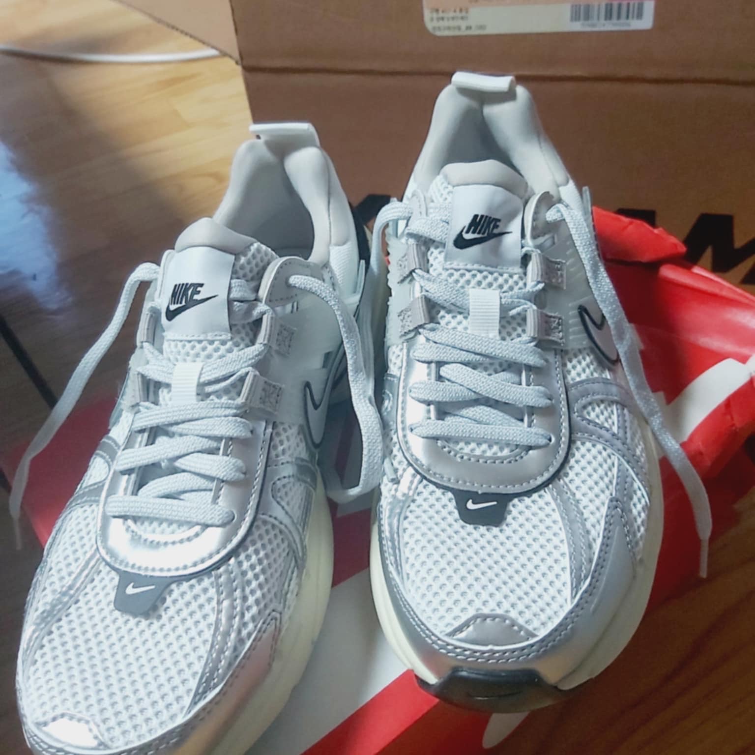 Nike V2K Run Summit White Metallic Silver 착용 스타일
