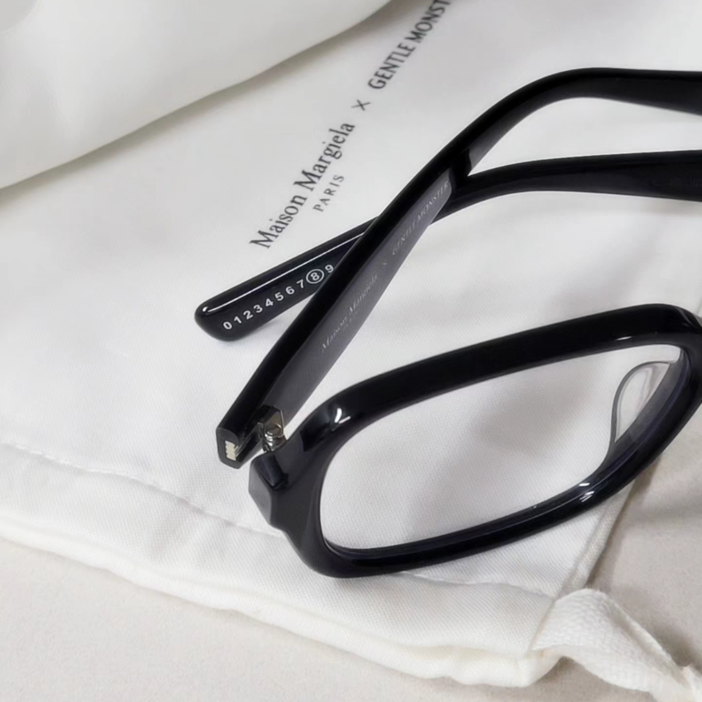 Gentle Monster x Maison Margiela MM114 Black Clear 착용 스타일 - 3
