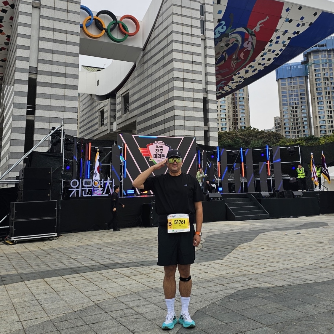 On Running Lightweight Cap Black, New Balance Fuelcell Rebel v4 Cyber Jade White - 2E Wide 착용 스타일