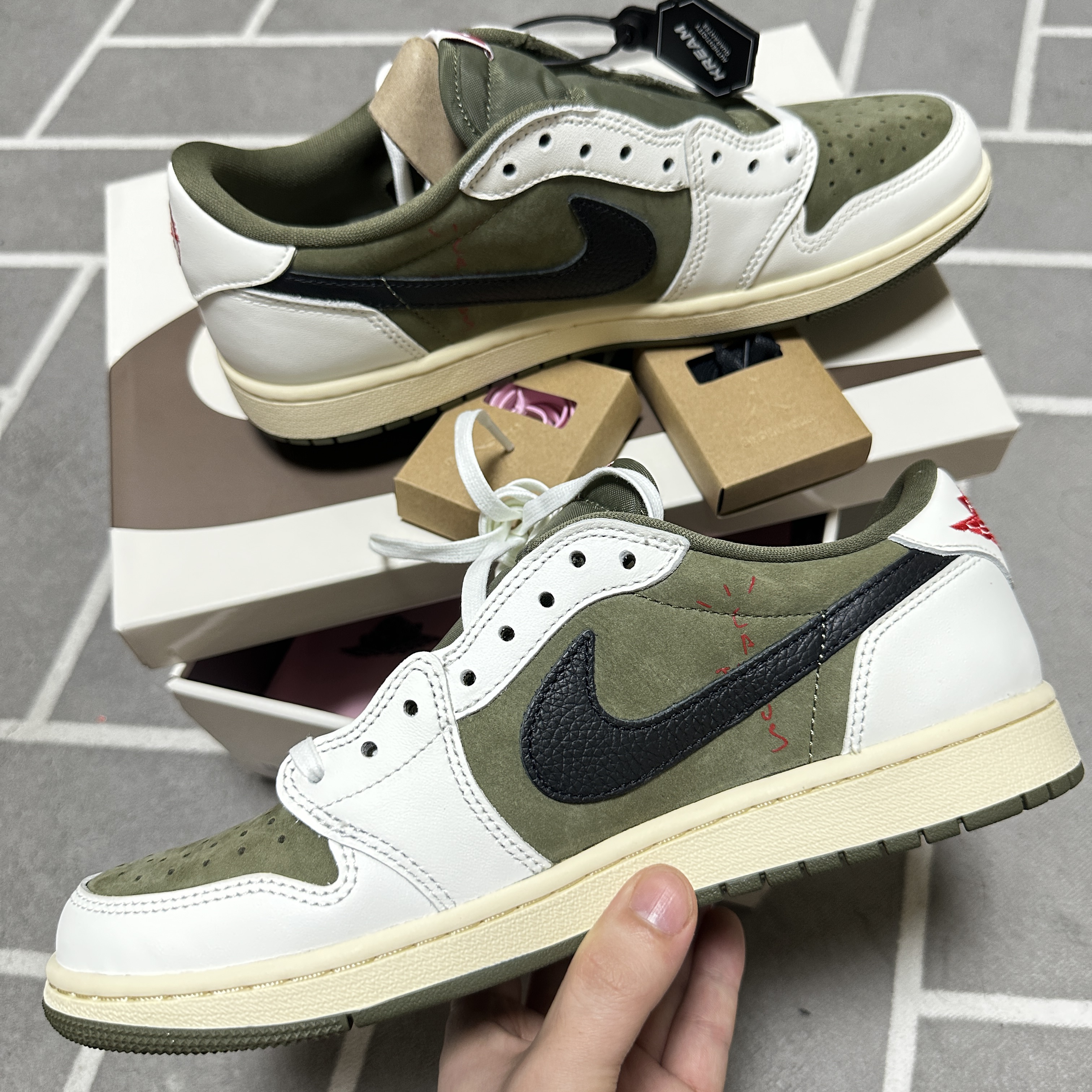 Jordan 1 x Travis Scott Retro Low OG SP Reverse Olive, (W) Jordan 1 x Travis Scott Retro Low OG SP Canary 착용 스타일 - 4