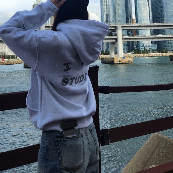 IAB Studio Hoodie Light Gray 착용 스타일 - 2