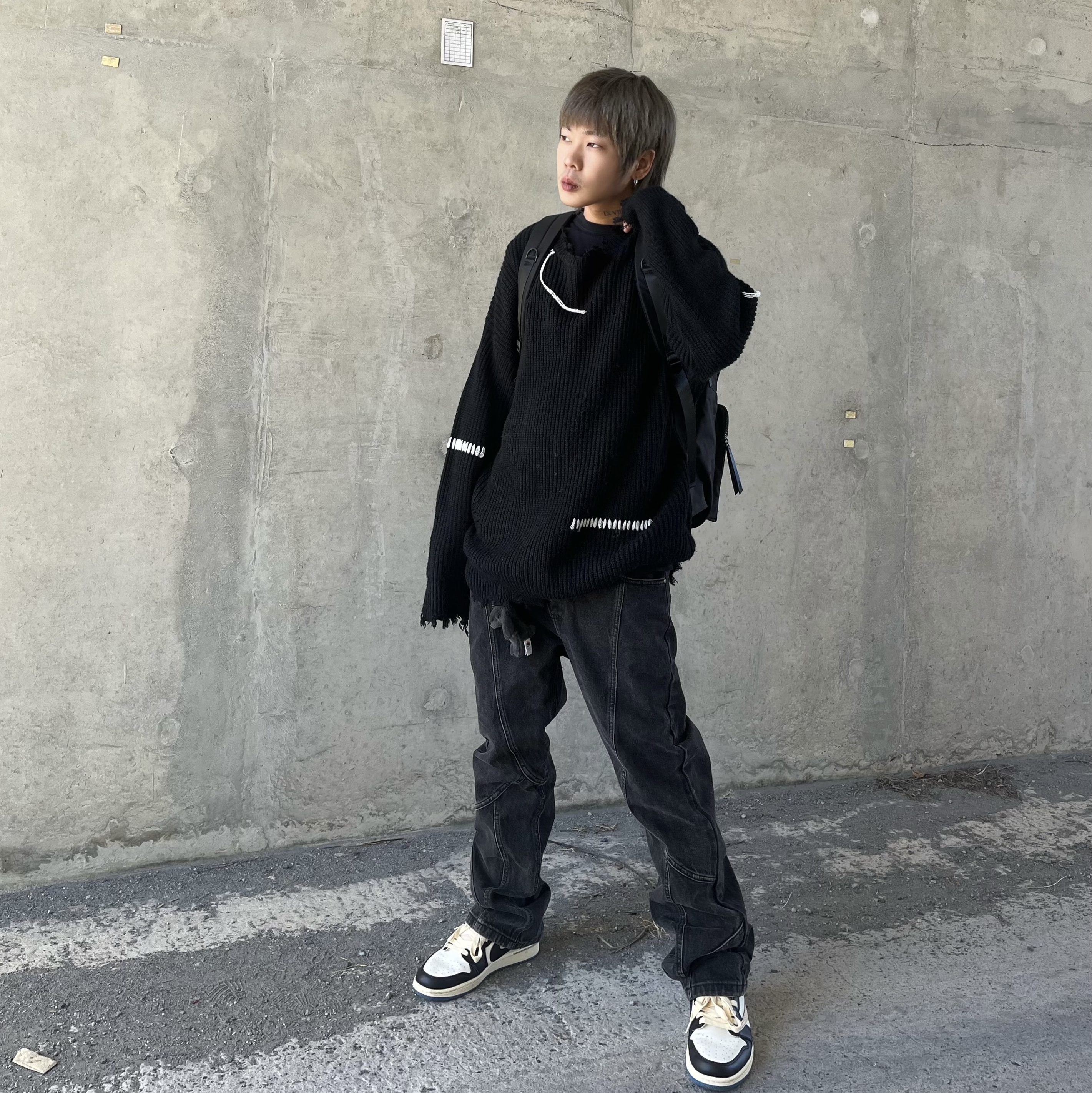 Jordan 1 x Travis Scott x Fragment Retro Low OG SP Military Blue, Jellycat Bashful Bunny Bag Charm Ink 착용 스타일 - 3