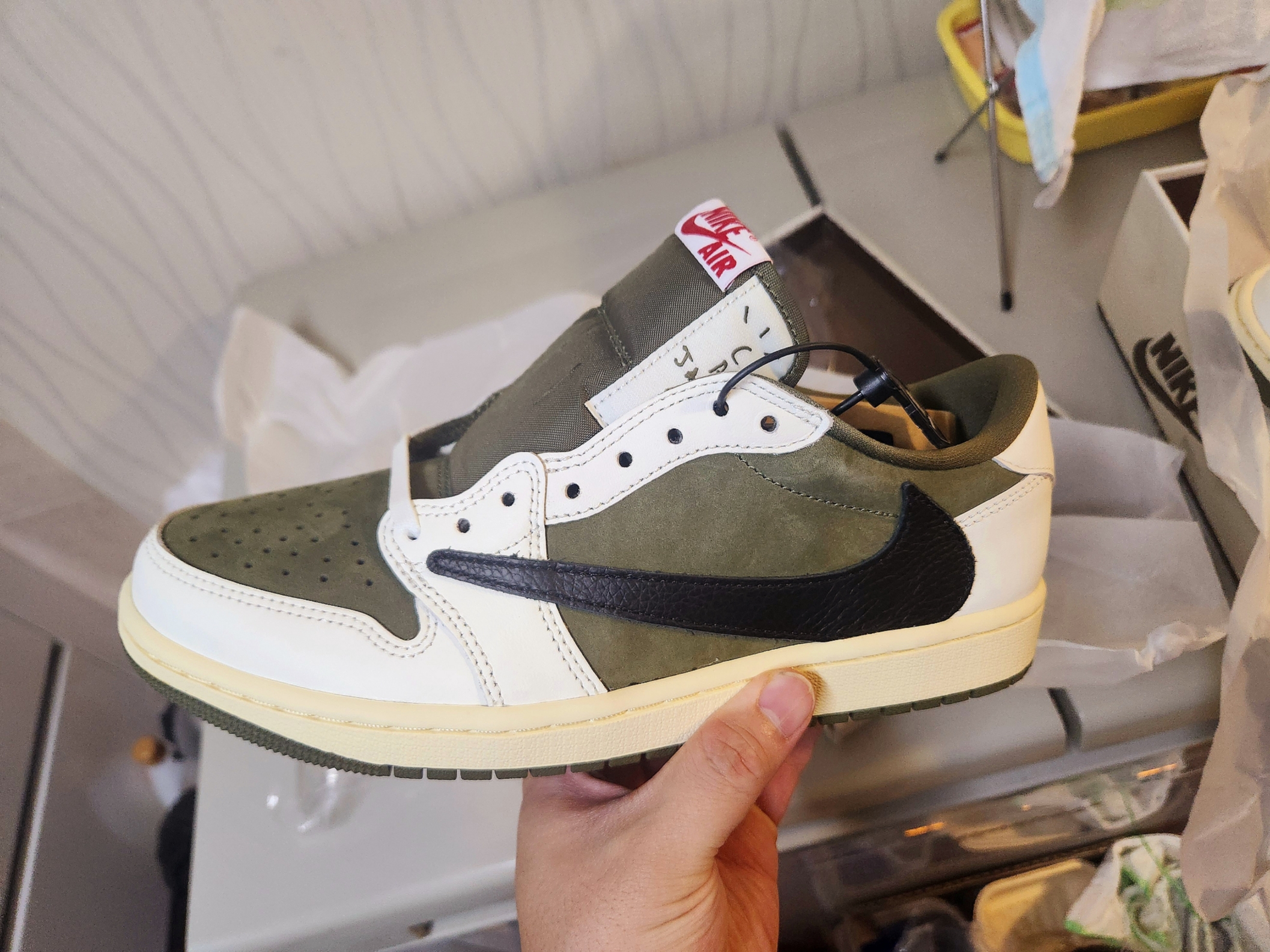 Jordan 1 x Travis Scott Retro Low OG SP Reverse Olive 착용 스타일