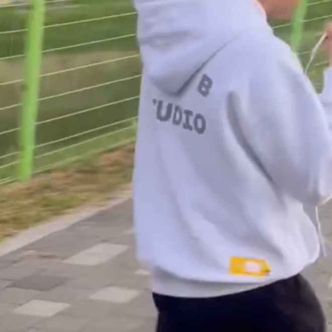 IAB Studio Hoodie Light Gray 착용 스타일