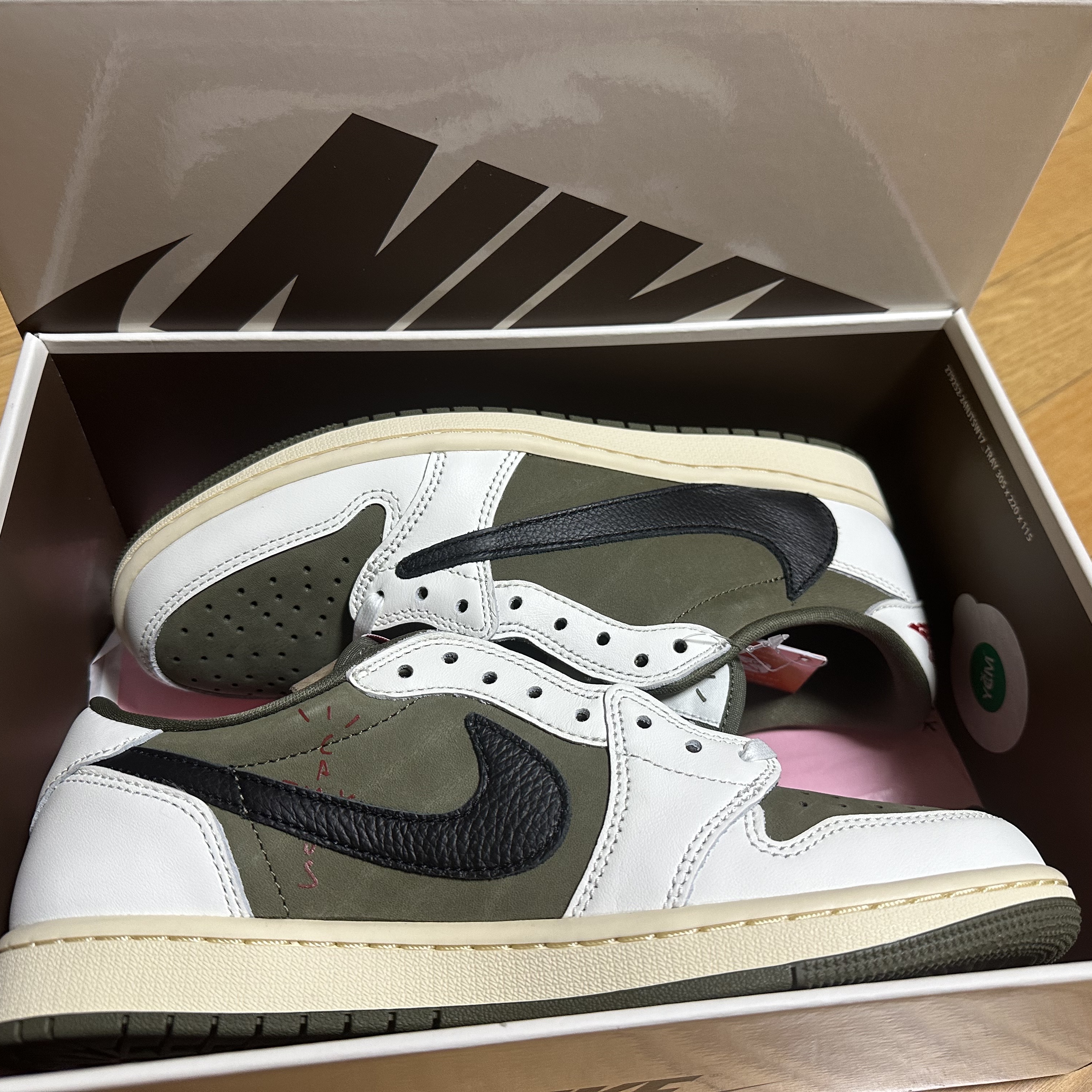 Jordan 1 x Travis Scott Retro Low OG SP Reverse Olive 착용 스타일