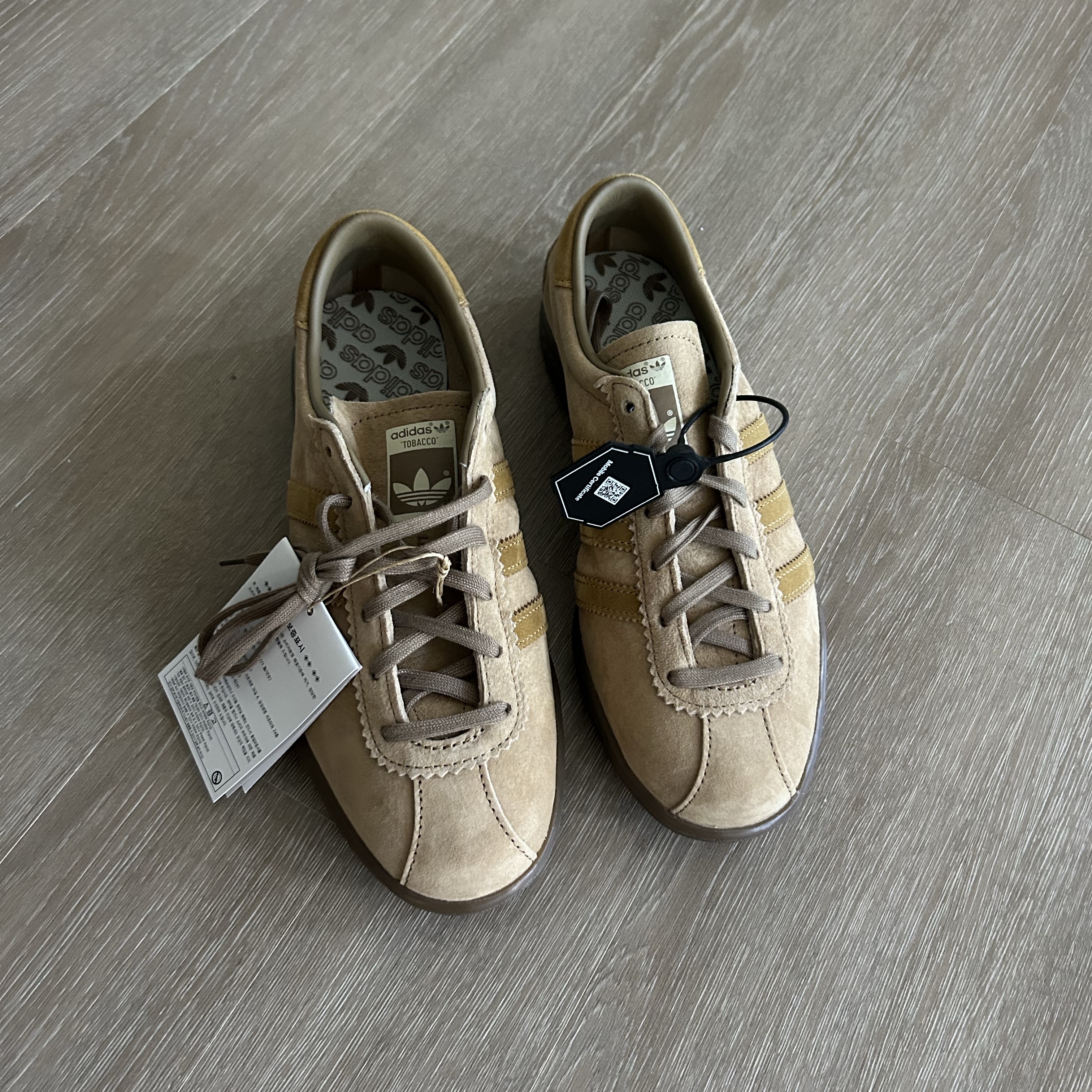 Adidas Tobacco Pantone Mesa 착용 스타일